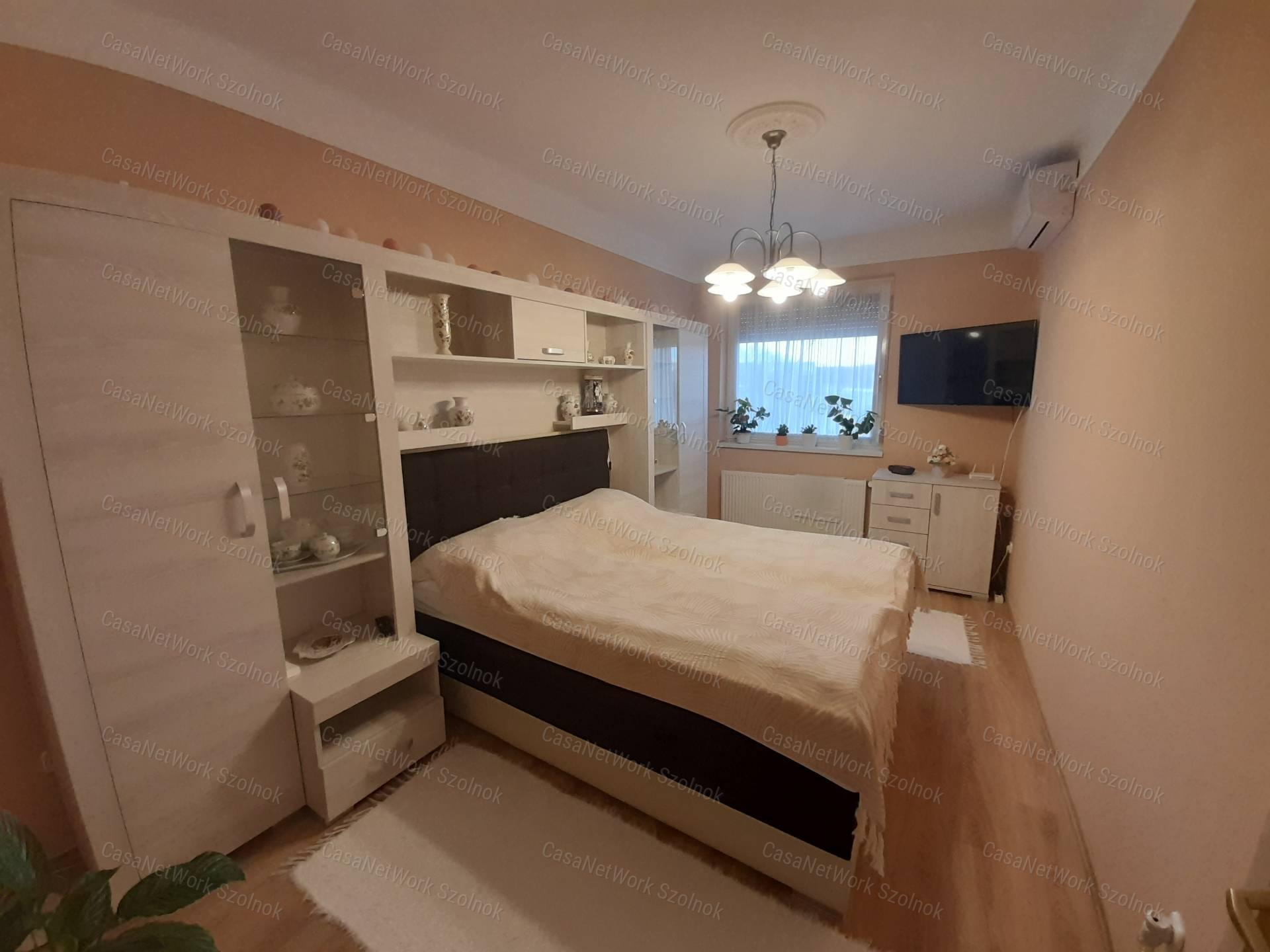 Szolnokon a Gólya park közelében 3 szobás  lakás eladó!
