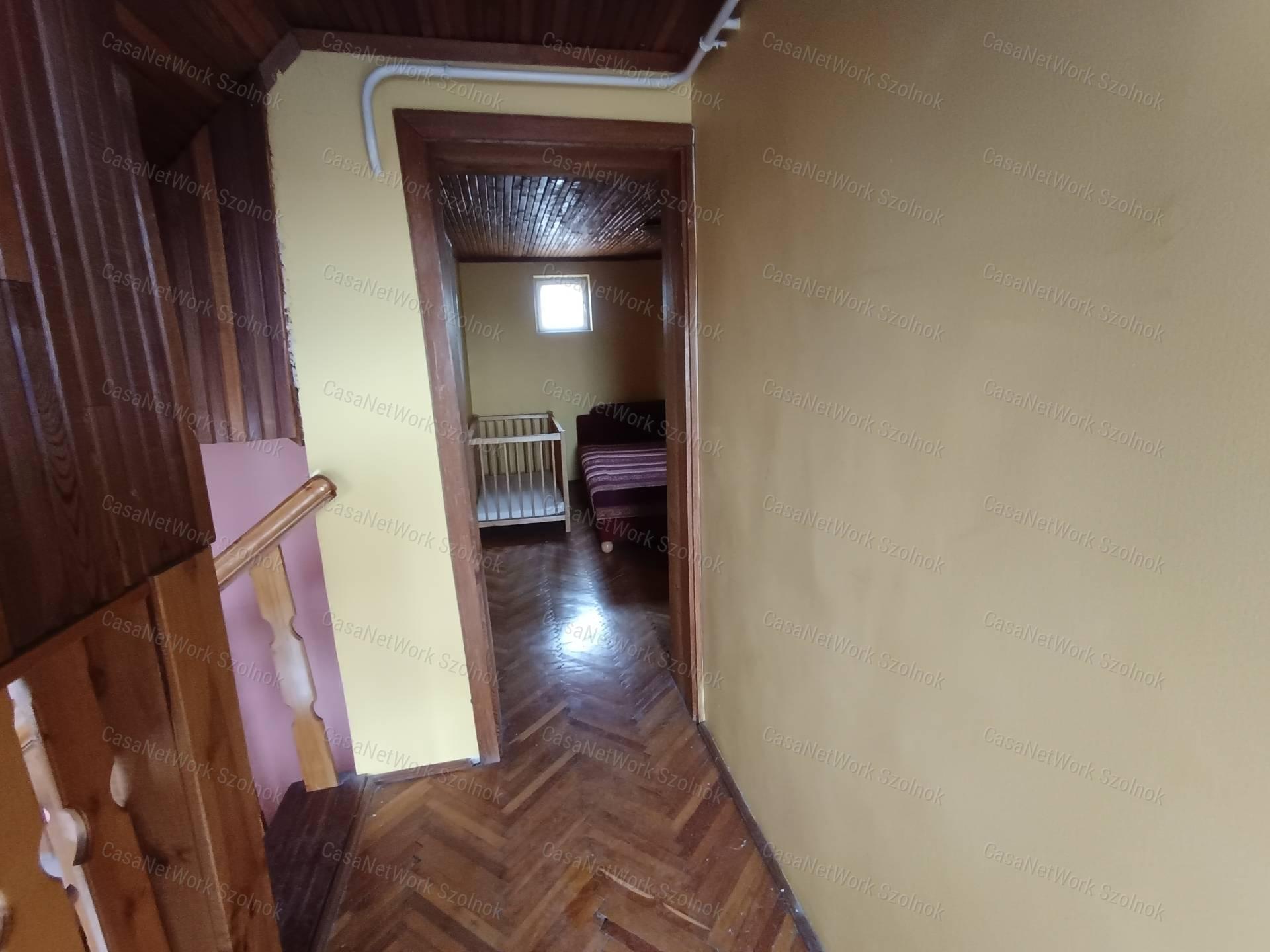 Eltolt szintes, hőszigetelt, Holt-Tisza parti családi ház eladó