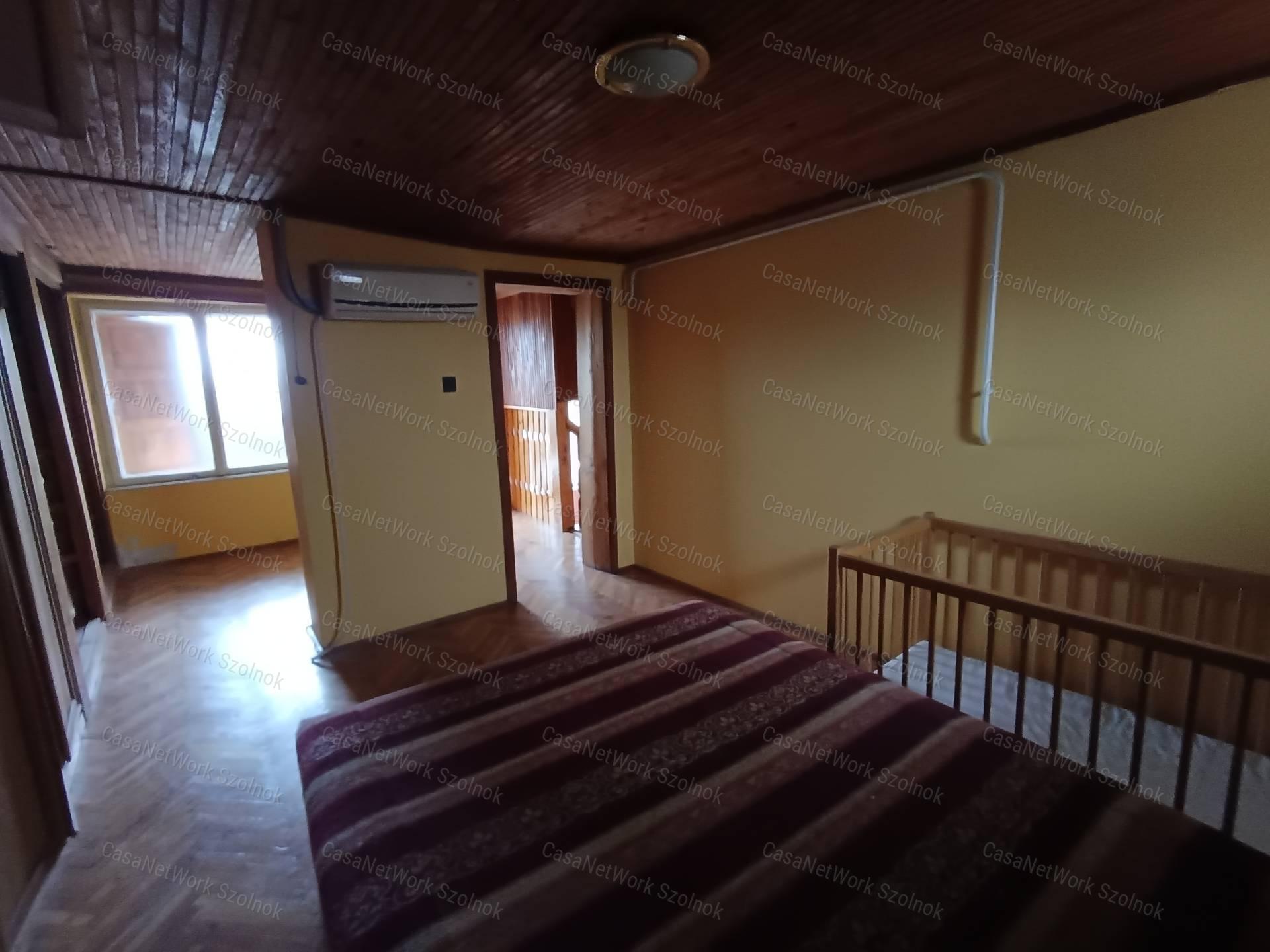 Eltolt szintes, hőszigetelt, Holt-Tisza parti családi ház eladó