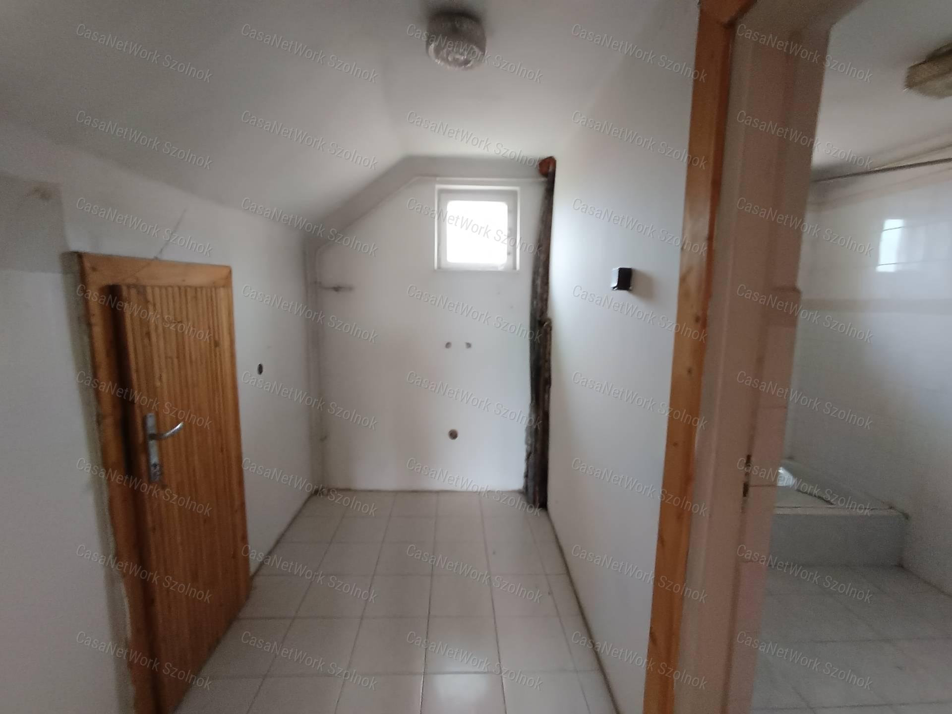 Eltolt szintes, hőszigetelt, Holt-Tisza parti családi ház eladó