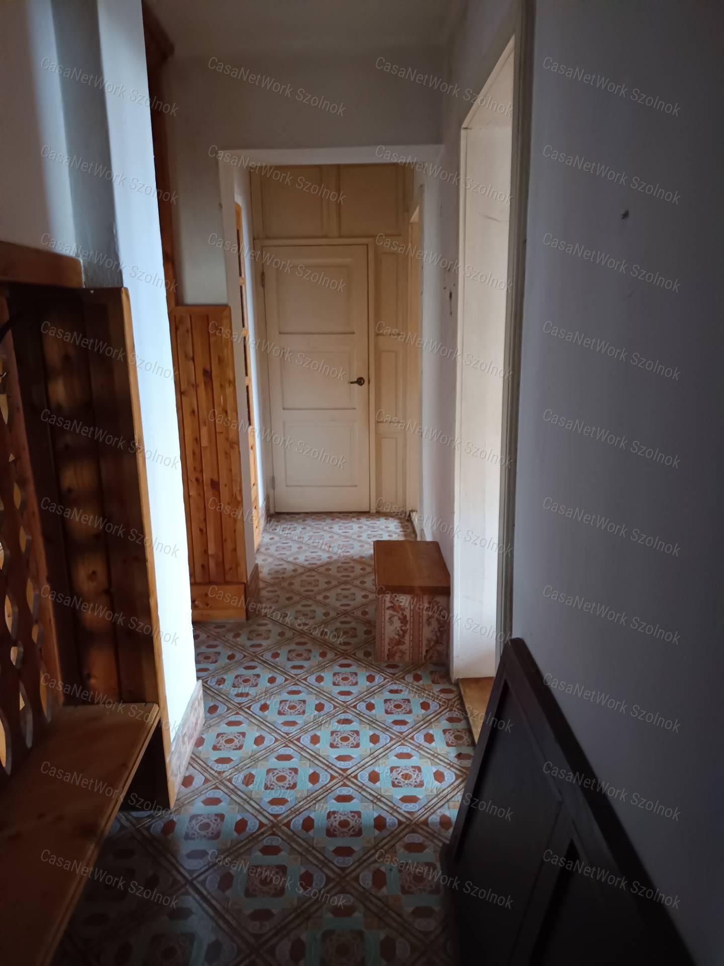 Eltolt szintes, hőszigetelt, Holt-Tisza parti családi ház eladó