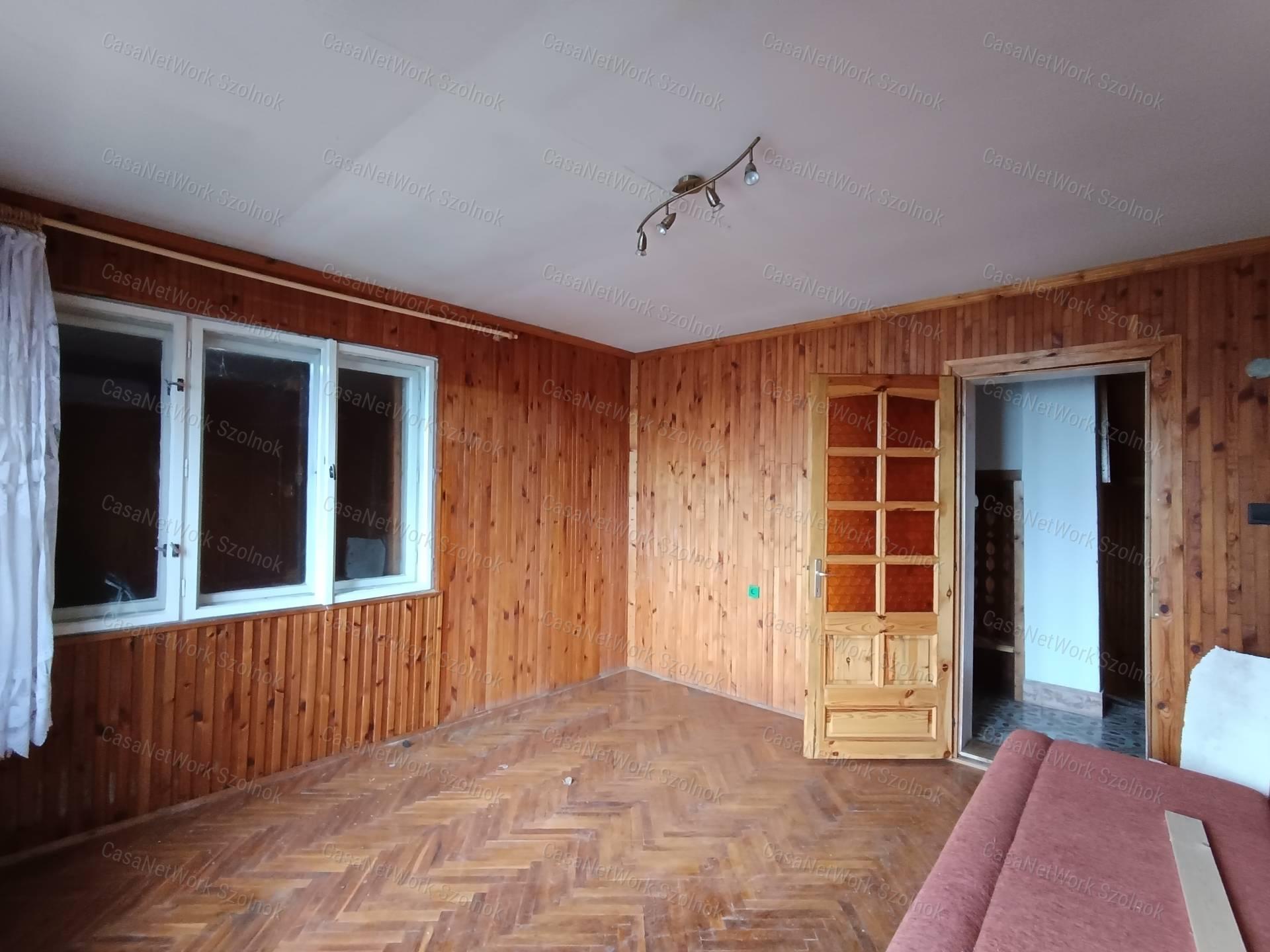 Eltolt szintes, hőszigetelt, Holt-Tisza parti családi ház eladó