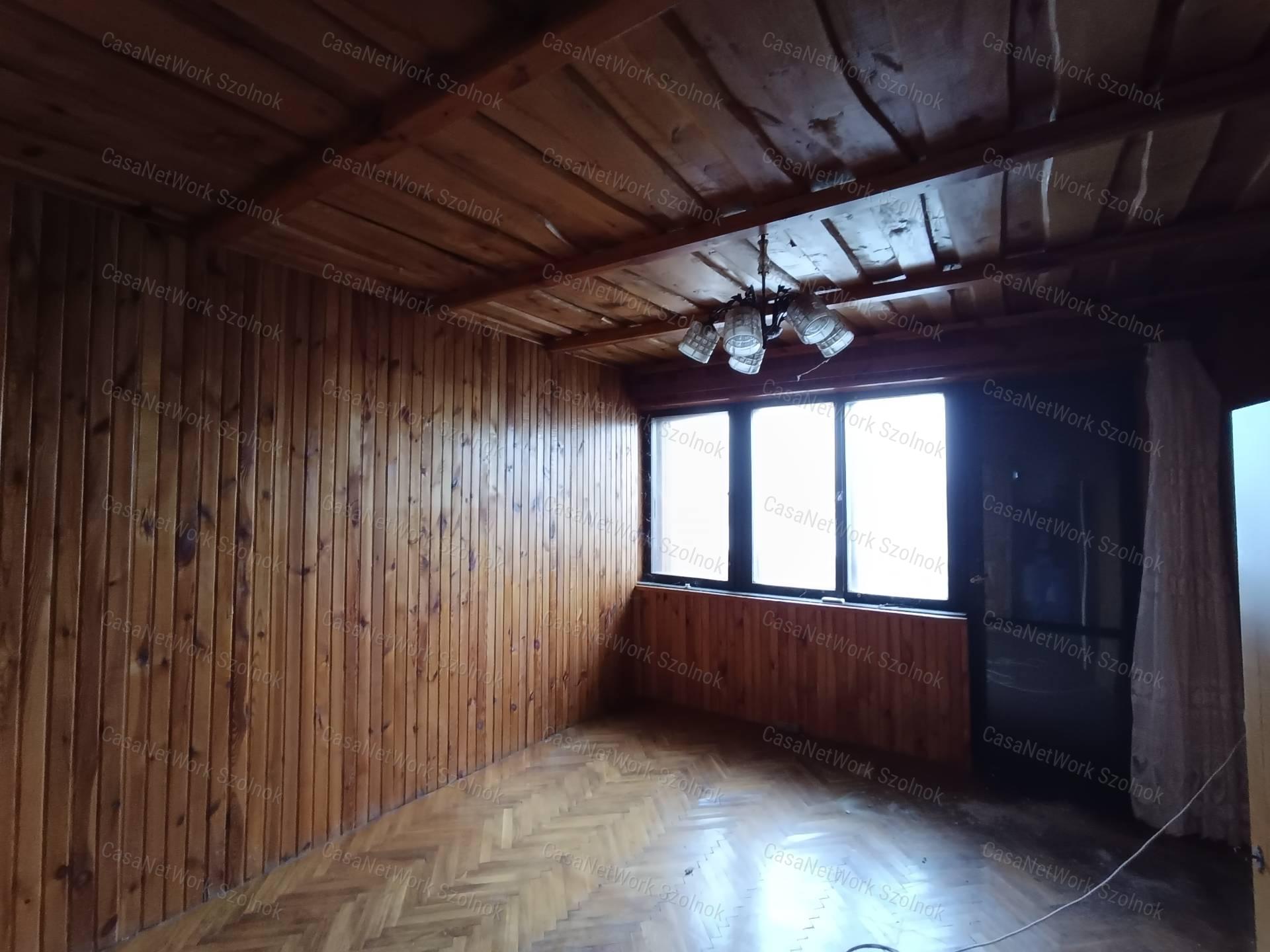 Eltolt szintes, hőszigetelt, Holt-Tisza parti családi ház eladó