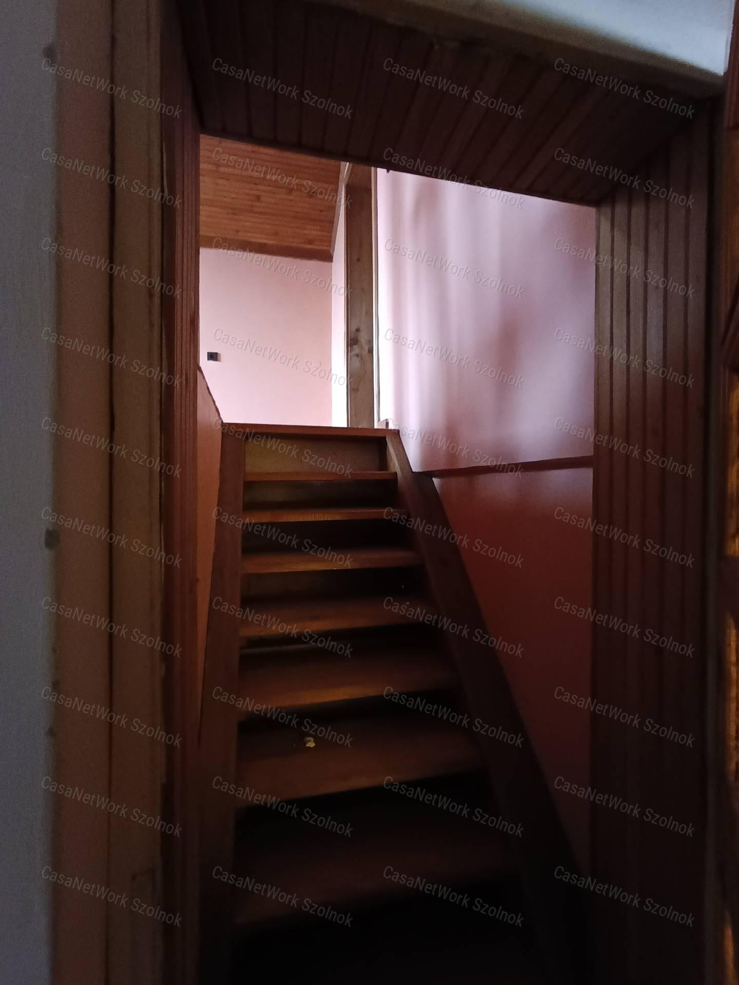 Eltolt szintes, hőszigetelt, Holt-Tisza parti családi ház eladó