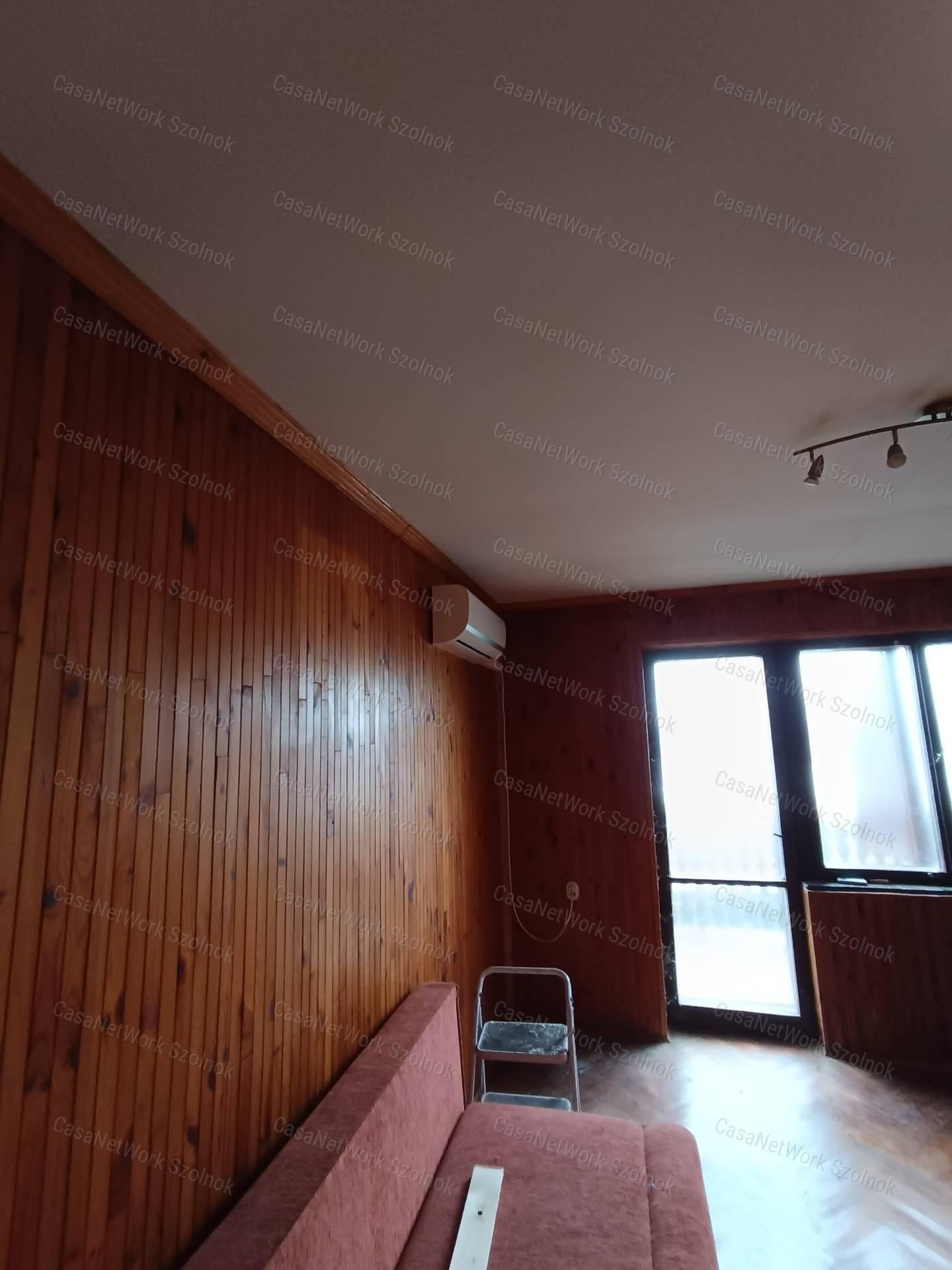 Eltolt szintes, hőszigetelt, Holt-Tisza parti családi ház eladó
