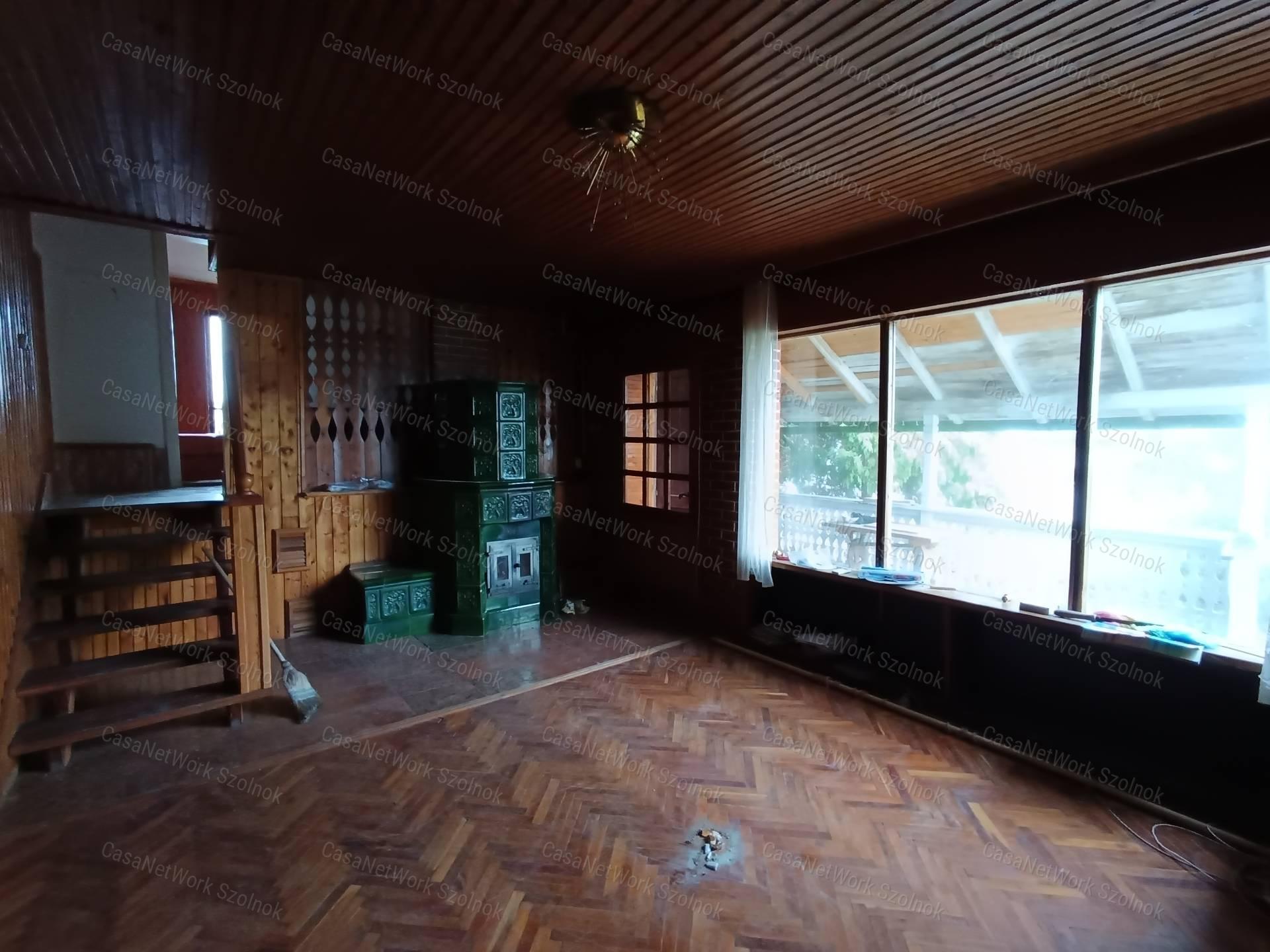Eltolt szintes, hőszigetelt, Holt-Tisza parti családi ház eladó
