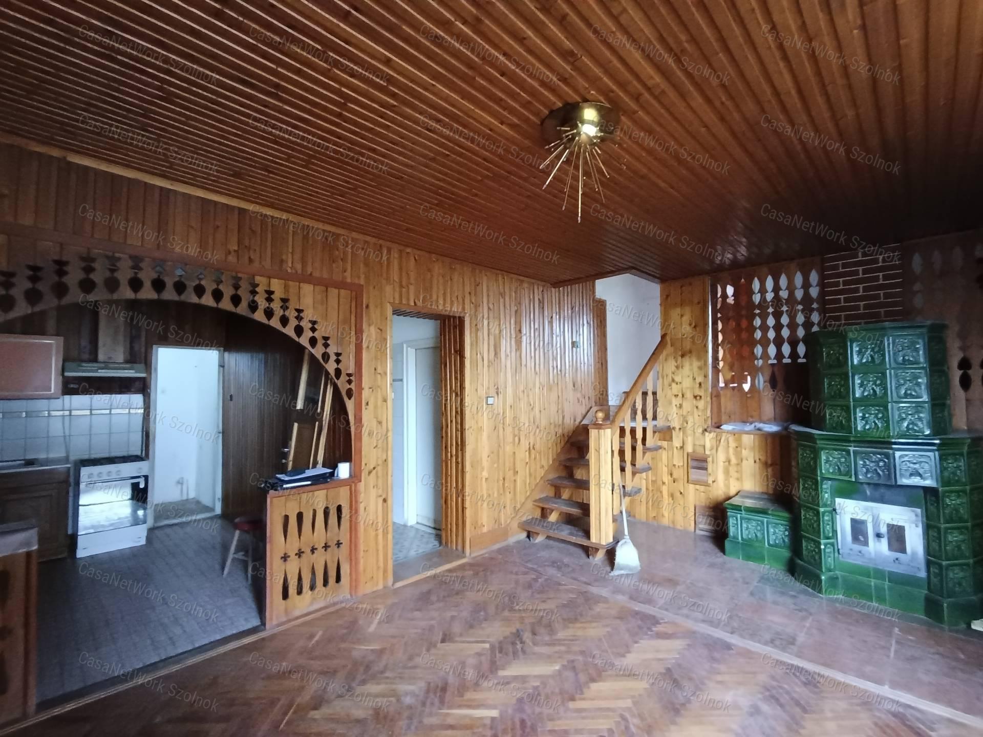 Eltolt szintes, hőszigetelt, Holt-Tisza parti családi ház eladó