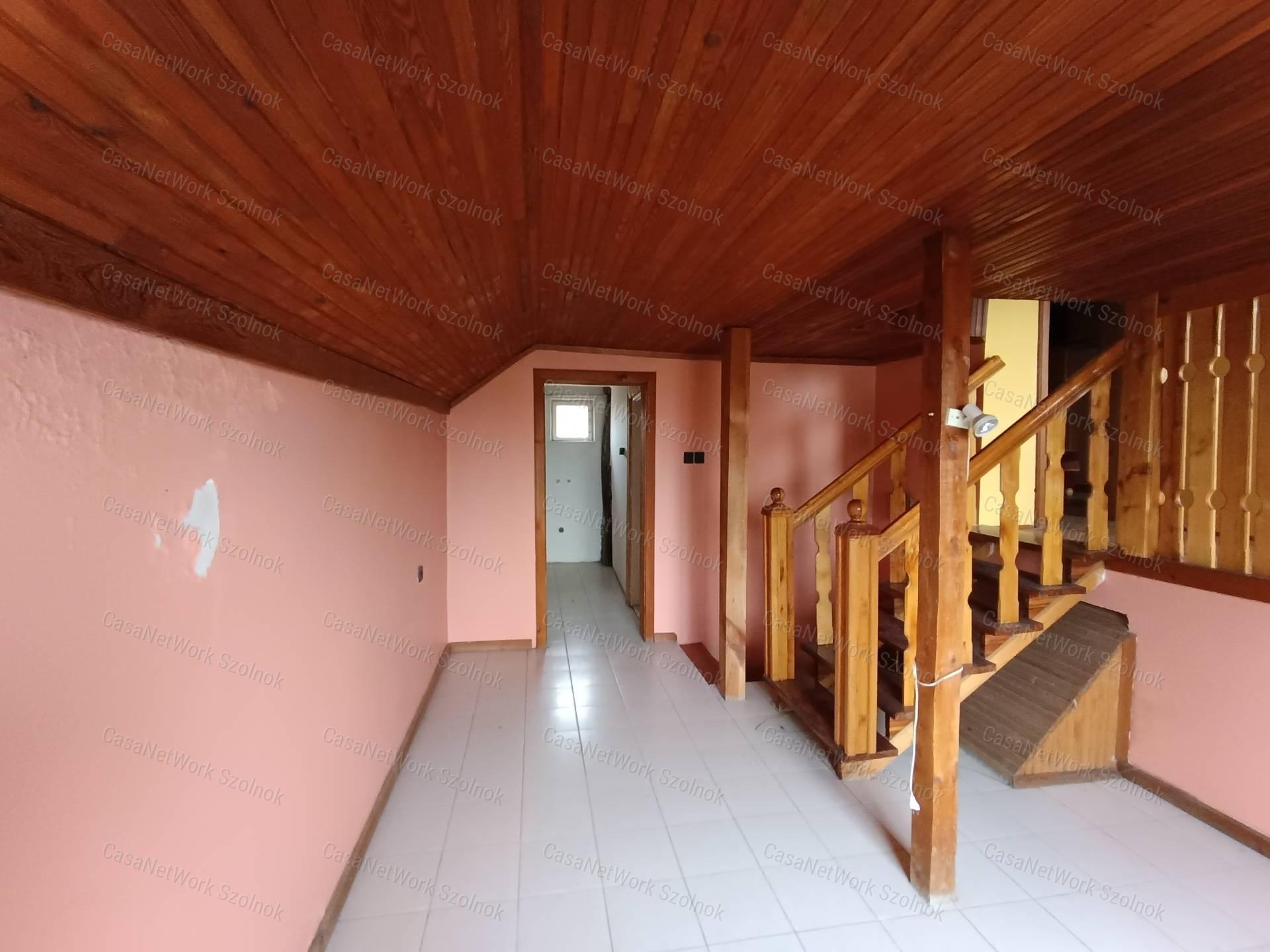 Eltolt szintes, hőszigetelt, Holt-Tisza parti családi ház eladó