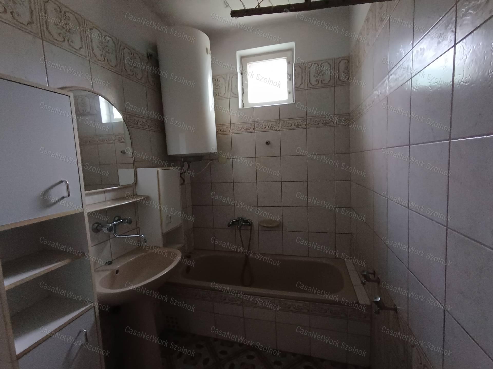 Eltolt szintes, hőszigetelt, Holt-Tisza parti családi ház eladó