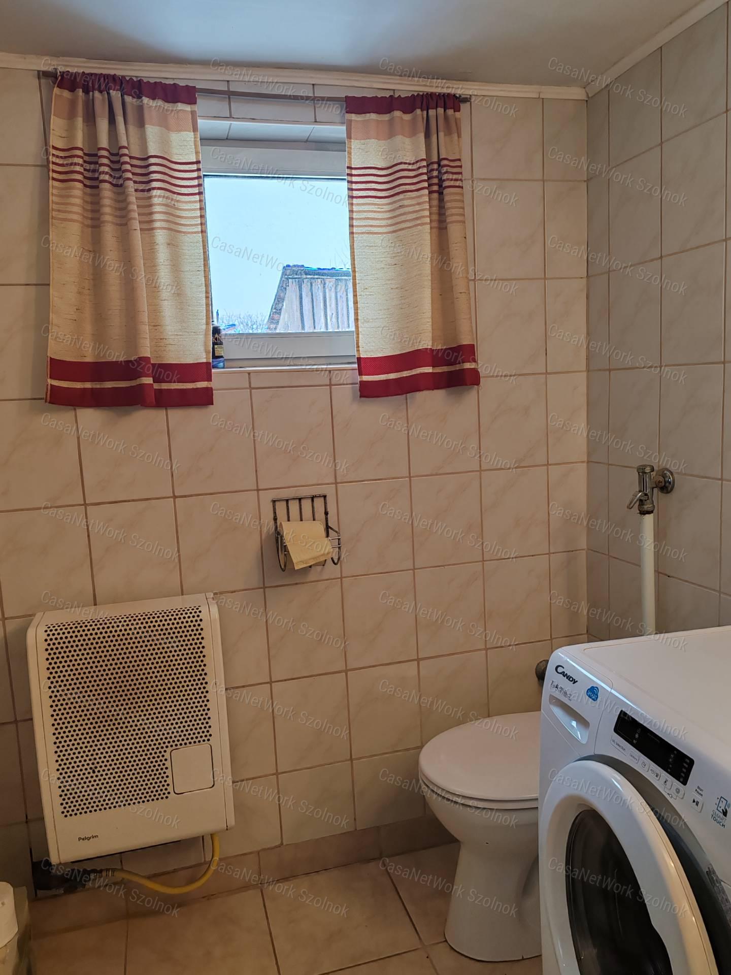 Szolnokon háromszobás családi ház eladó!