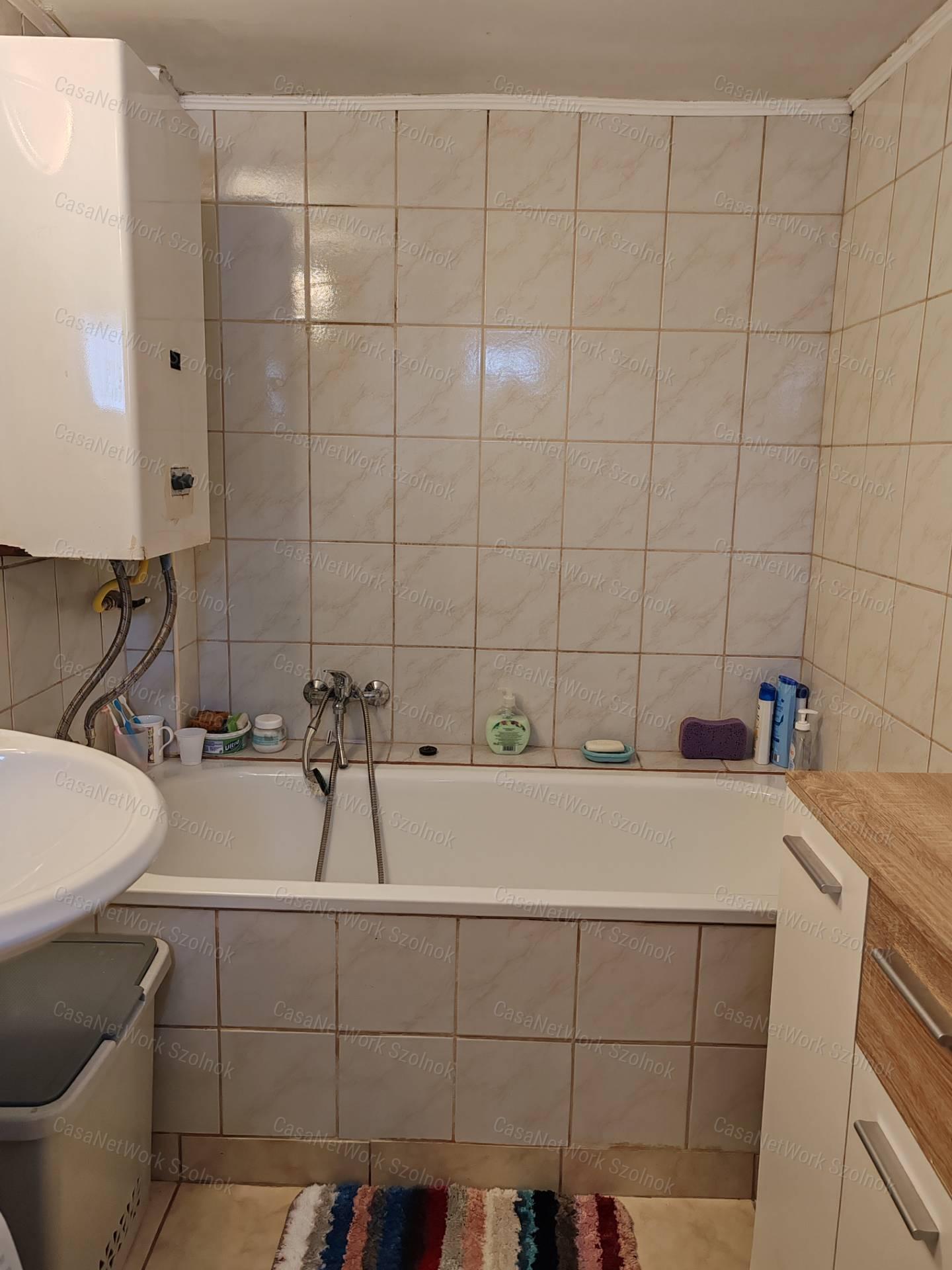 Szolnokon háromszobás családi ház eladó!