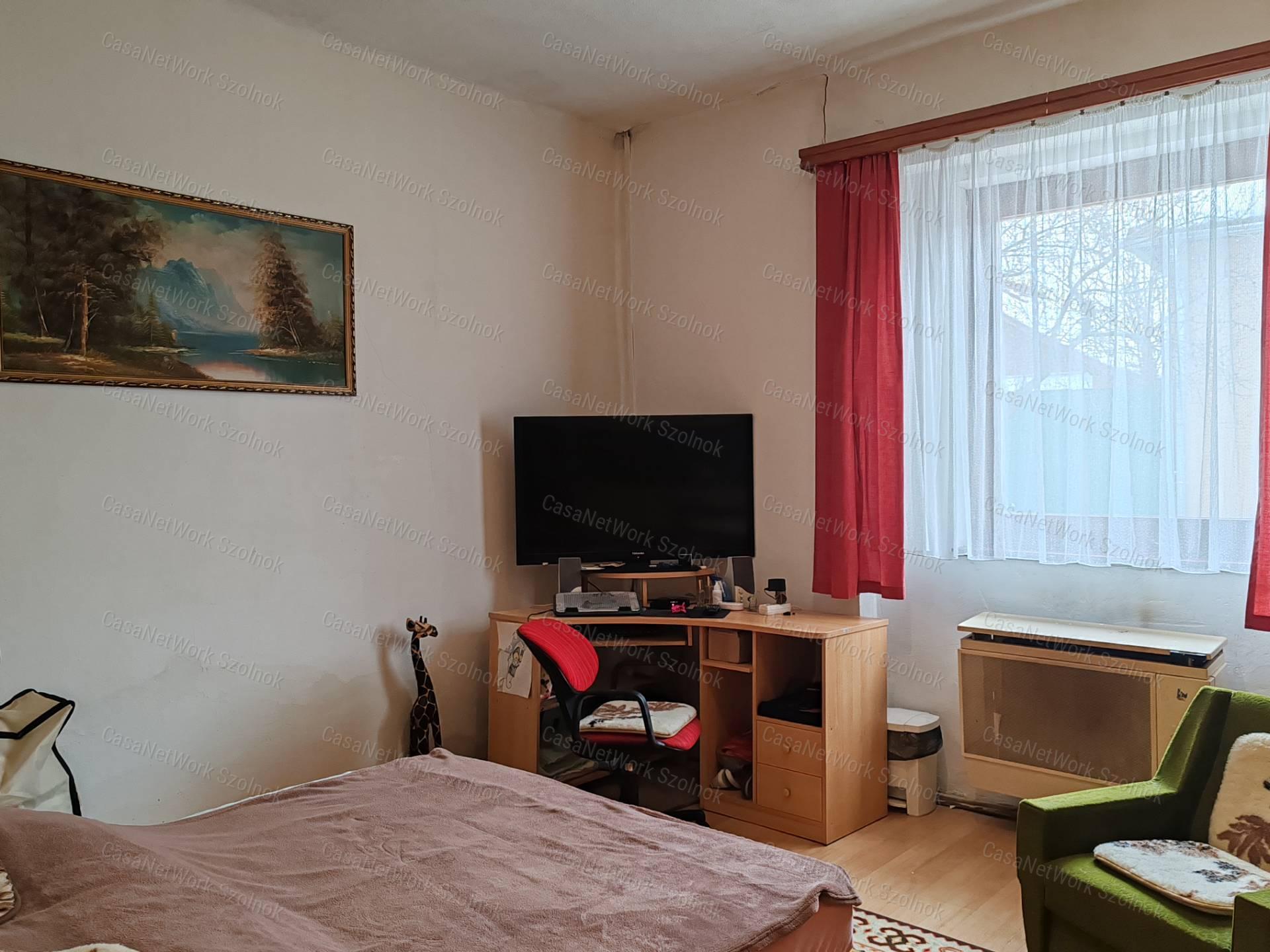 Szolnokon háromszobás családi ház eladó!