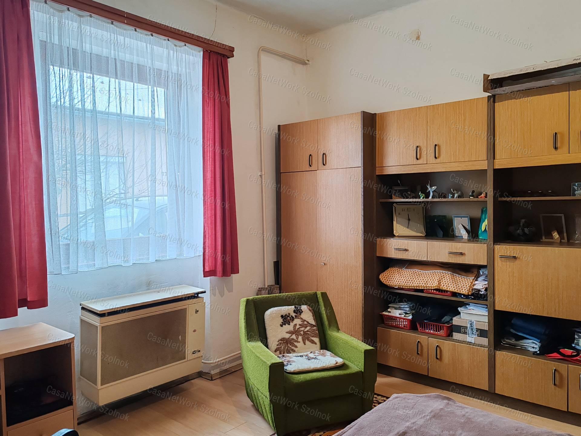 Szolnokon háromszobás családi ház eladó!
