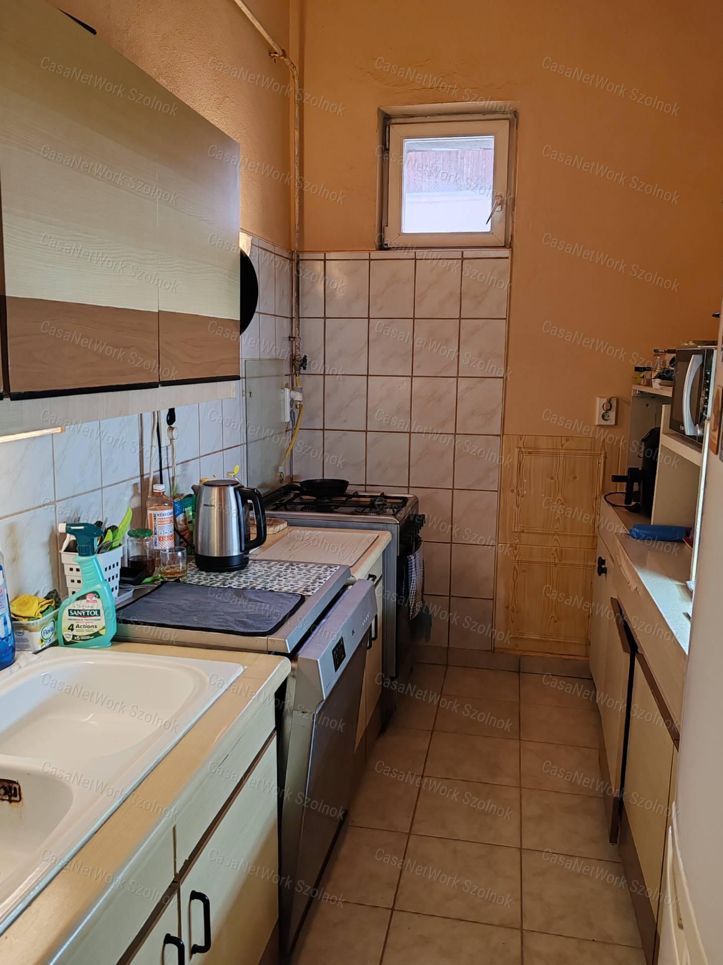 Szolnokon háromszobás családi ház eladó!