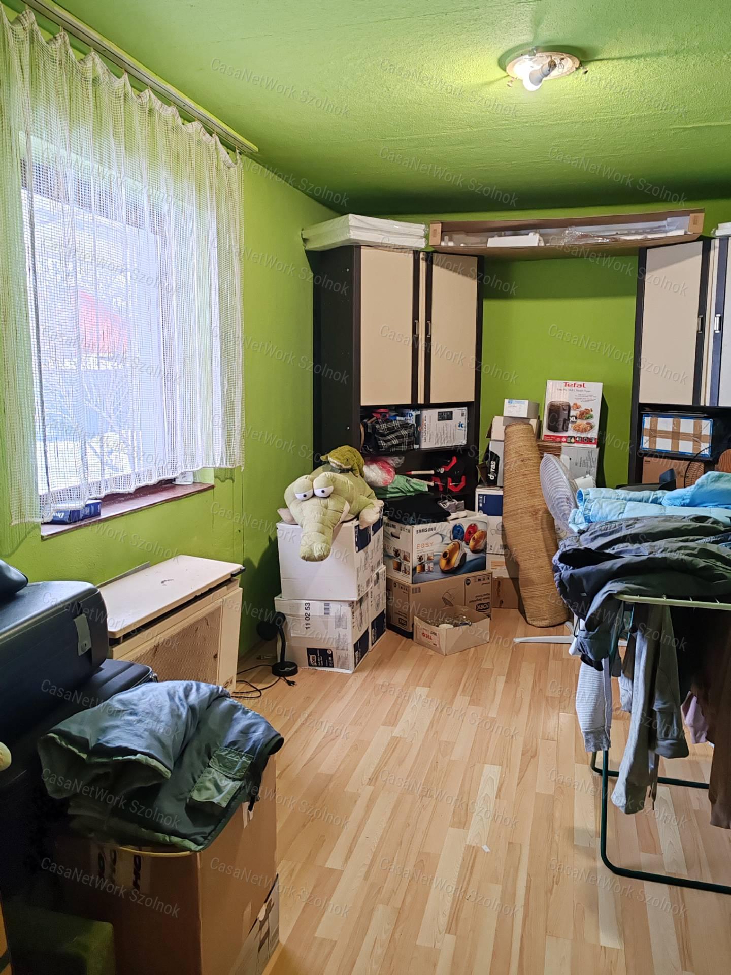 Szolnokon háromszobás családi ház eladó!