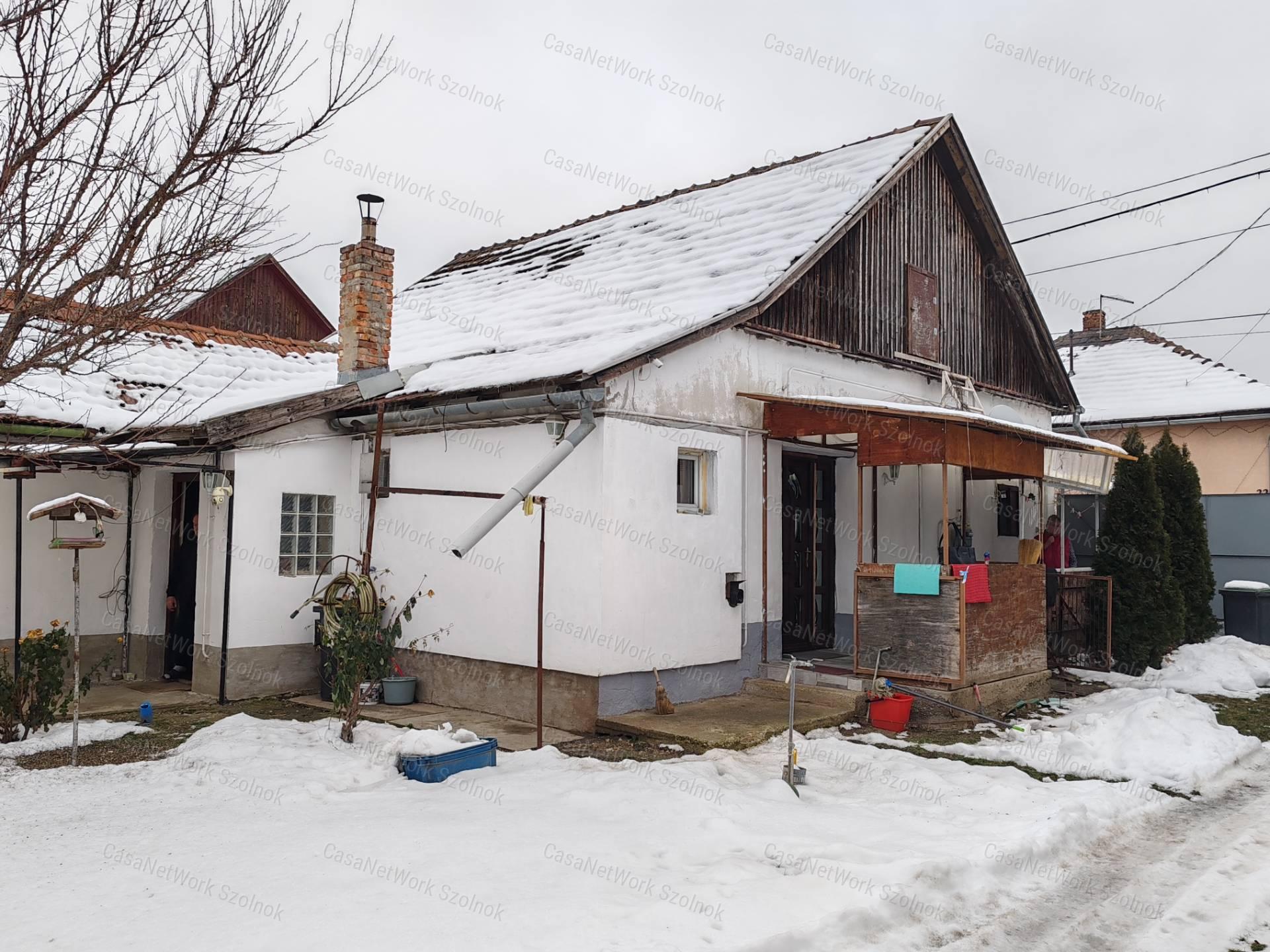 Szolnokon háromszobás családi ház eladó!