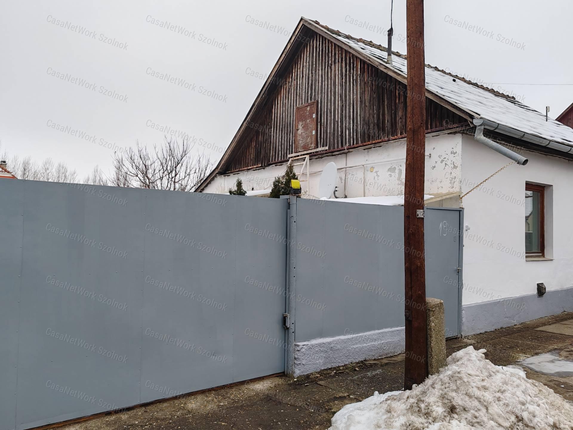 Szolnokon háromszobás családi ház eladó!