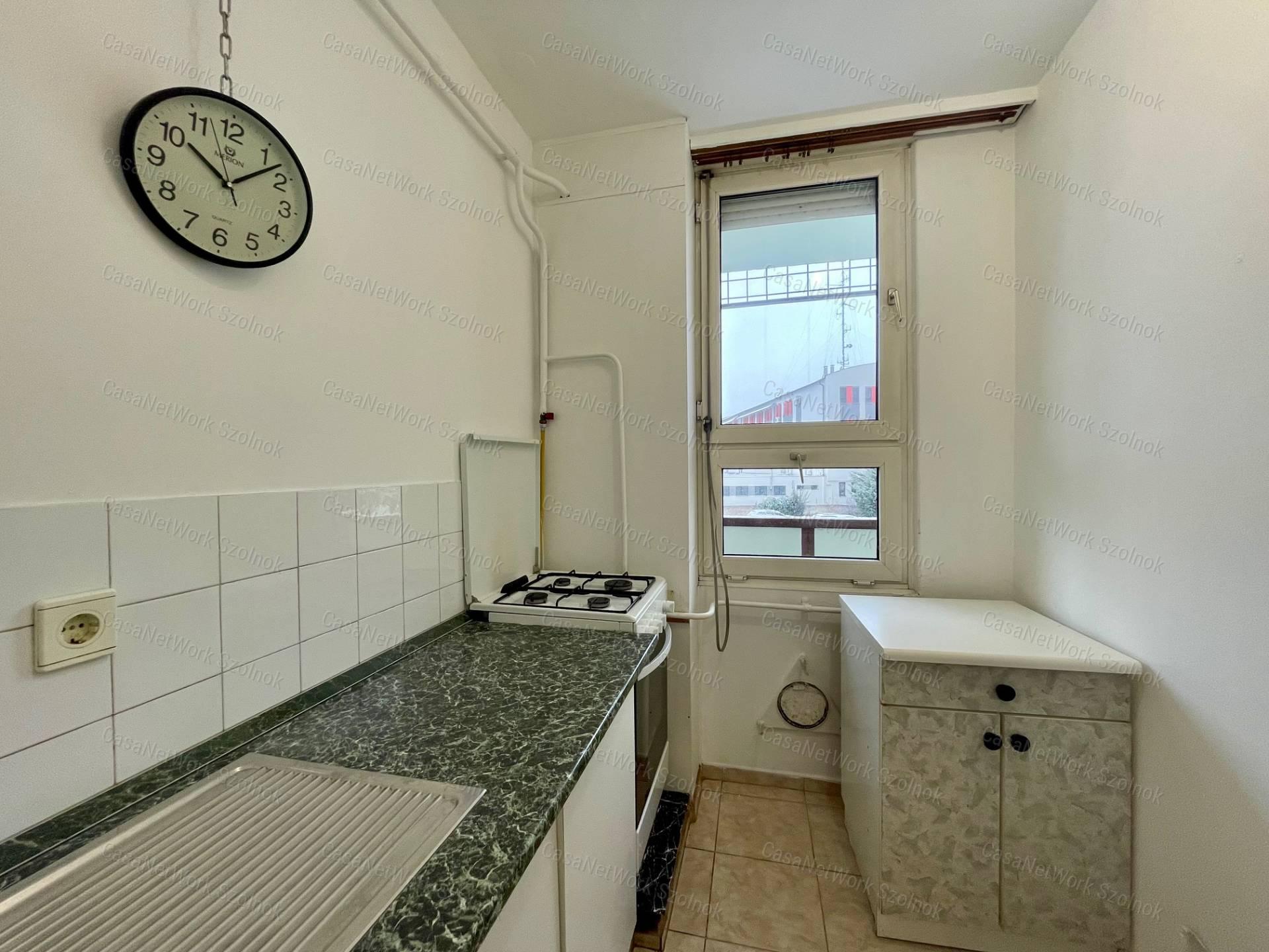 Eladó a belvárosban a Mikszáth K. utcában egy 3 szobás 75m2-es lakás.