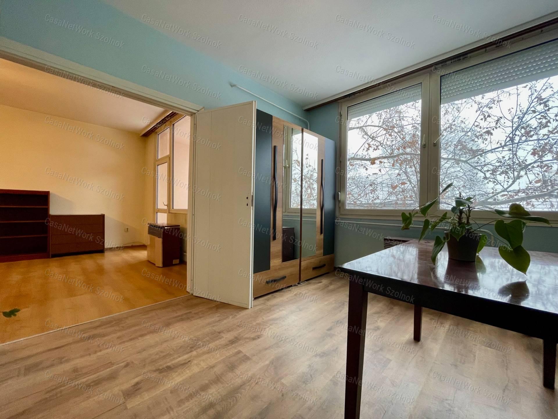 Eladó a belvárosban a Mikszáth K. utcában egy 3 szobás 75m2-es lakás.