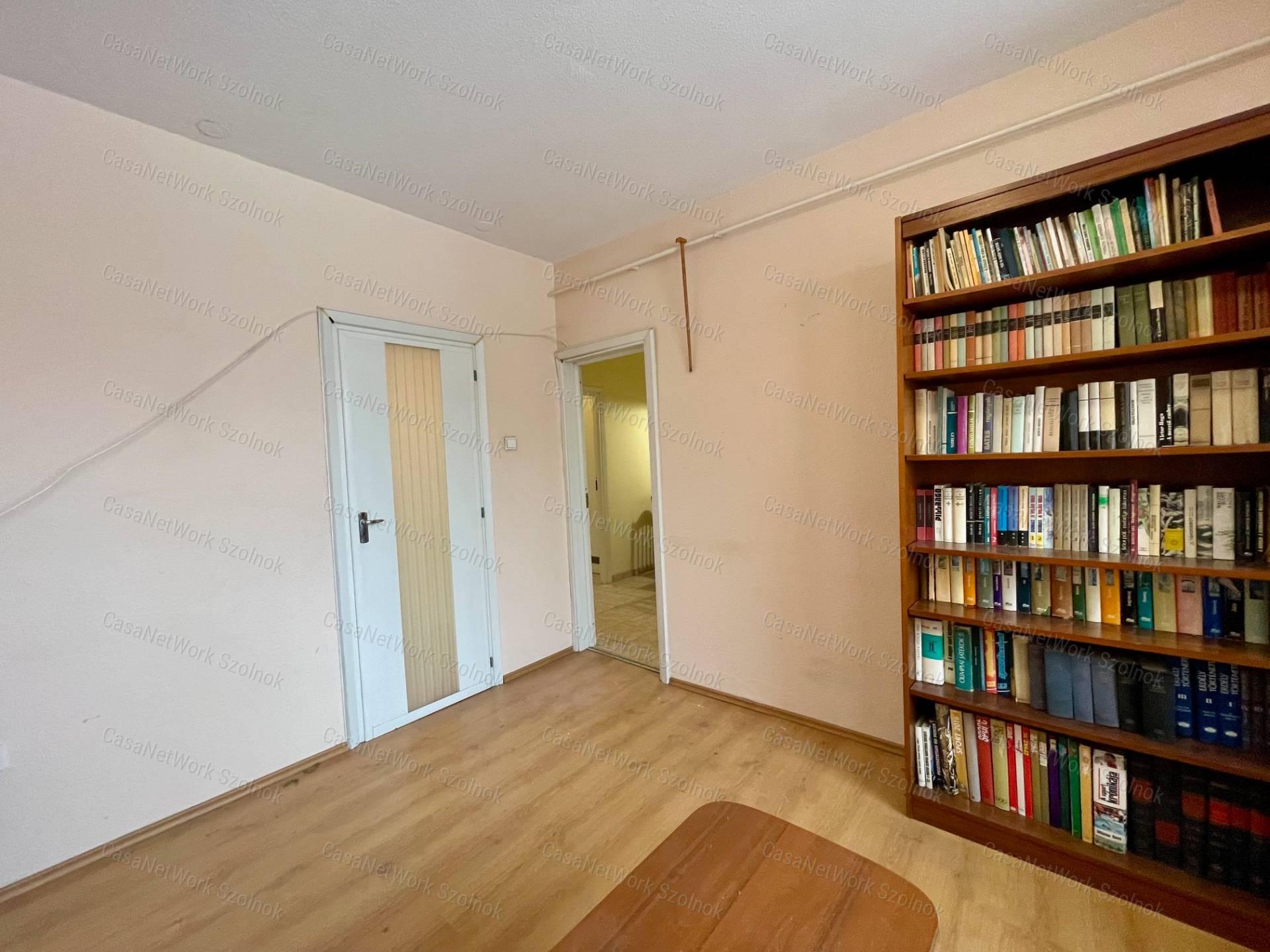 Eladó a belvárosban a Mikszáth K. utcában egy 3 szobás 75m2-es lakás.