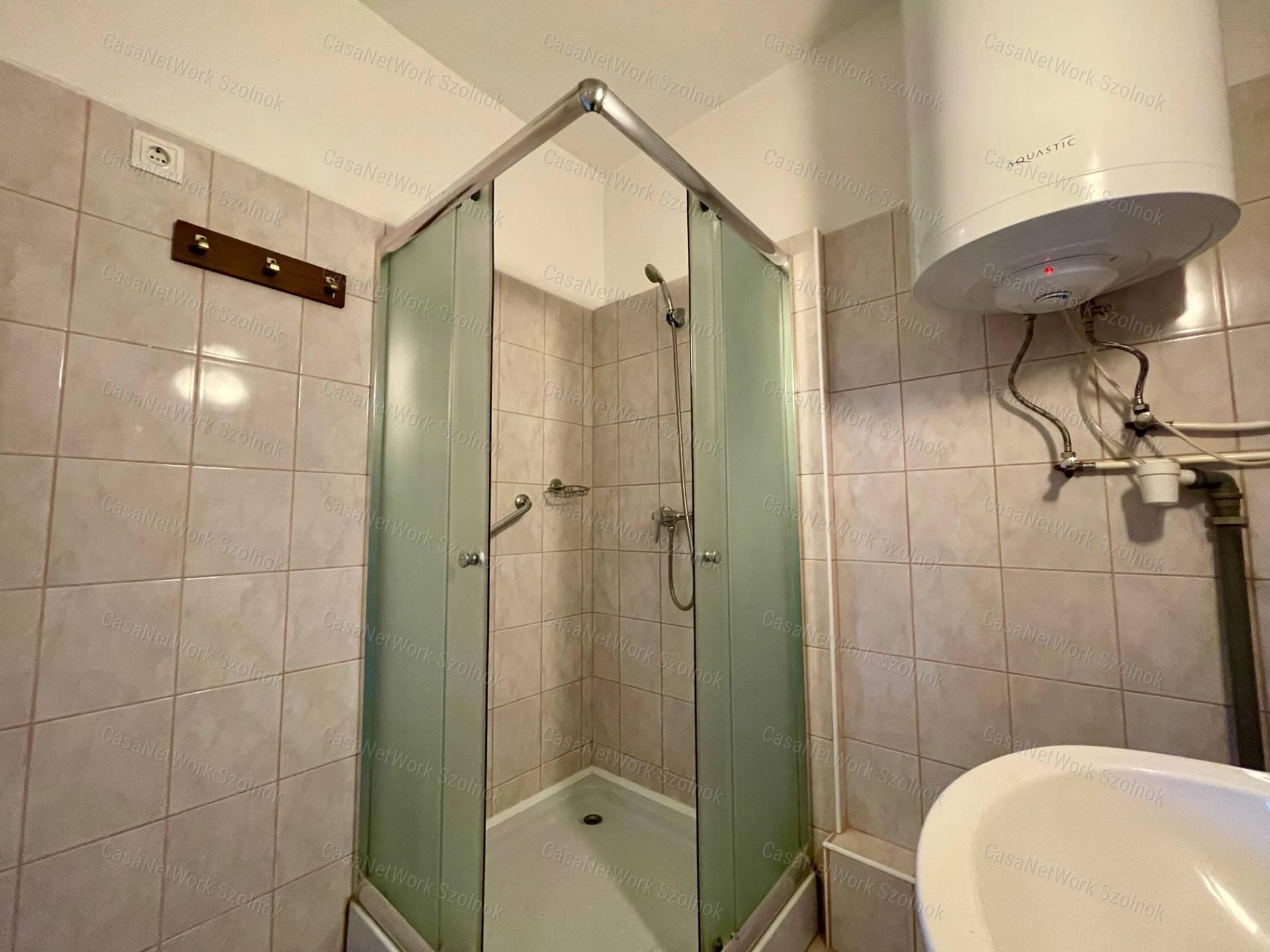 Eladó a belvárosban a Mikszáth K. utcában egy 3 szobás 75m2-es lakás.