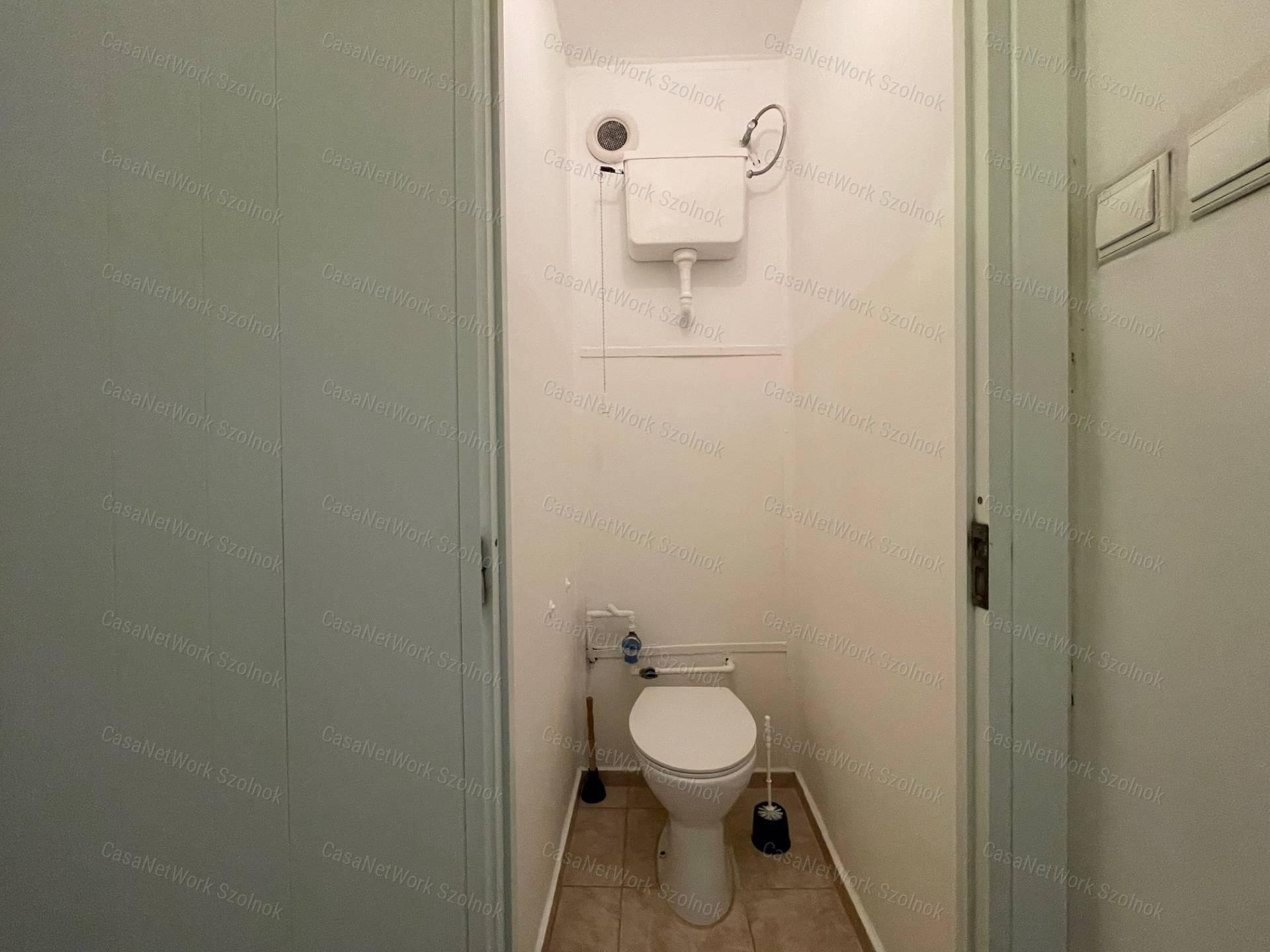 Eladó a belvárosban a Mikszáth K. utcában egy 3 szobás 75m2-es lakás.