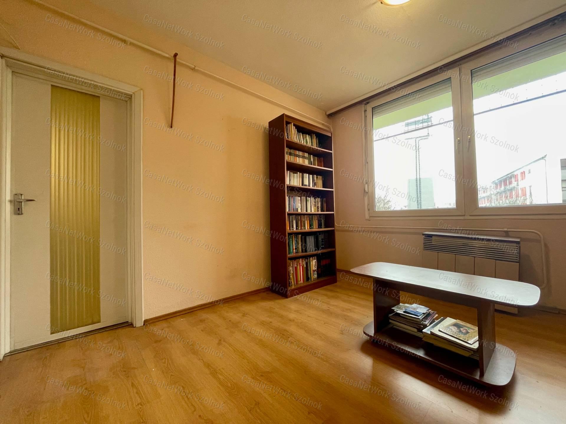 Eladó a belvárosban a Mikszáth K. utcában egy 3 szobás 75m2-es lakás.