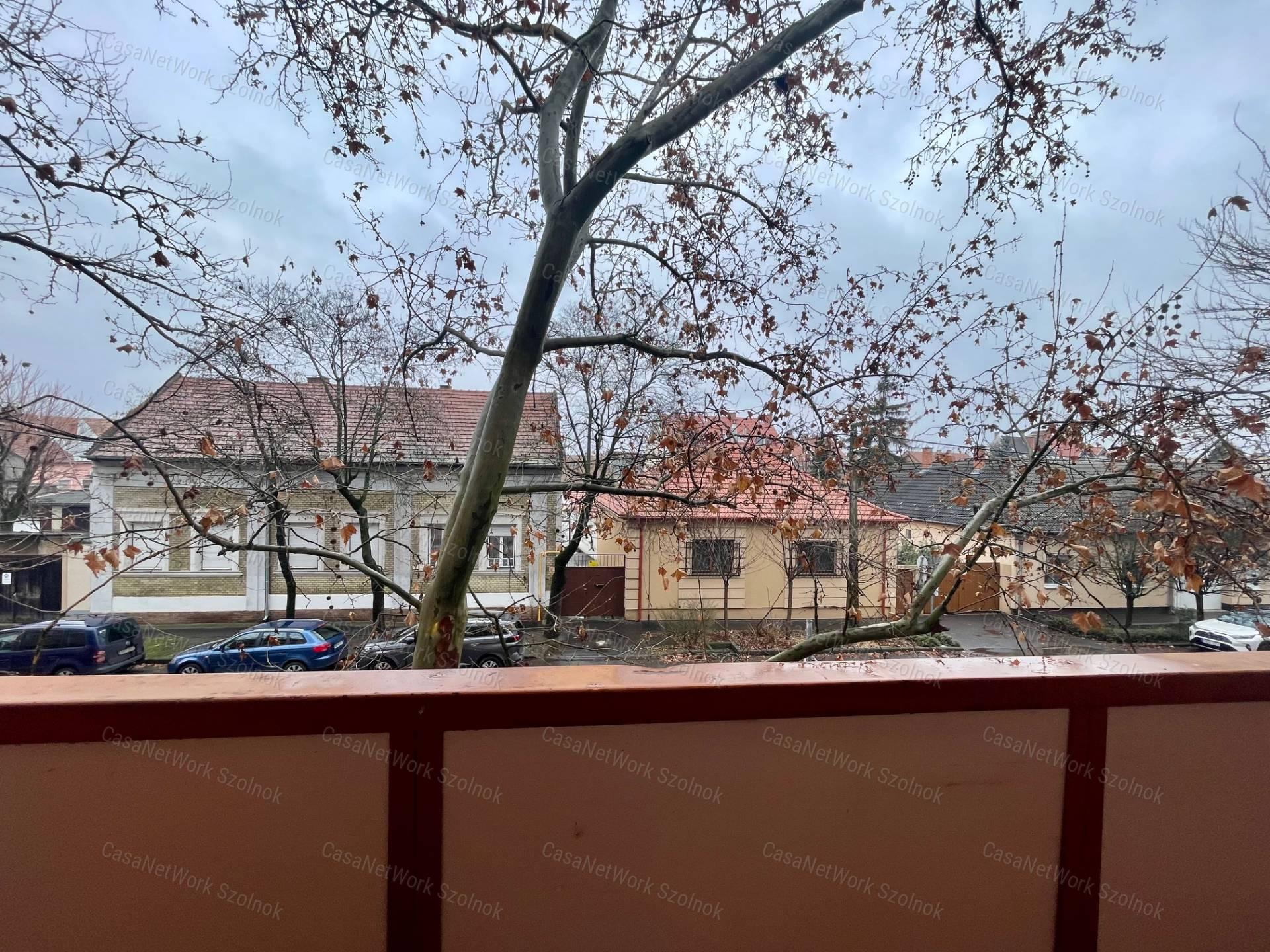 Eladó a belvárosban a Mikszáth K. utcában egy 3 szobás 75m2-es lakás.