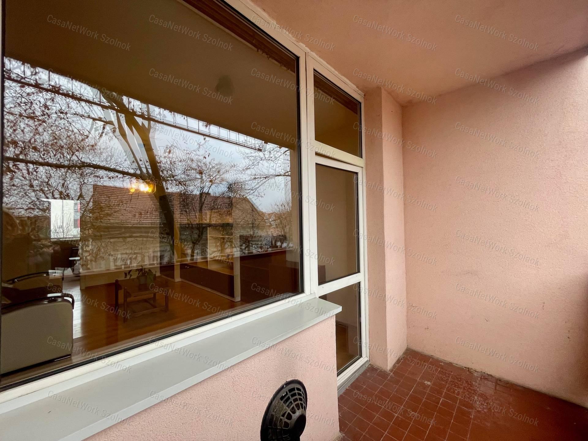 Eladó a belvárosban a Mikszáth K. utcában egy 3 szobás 75m2-es lakás.