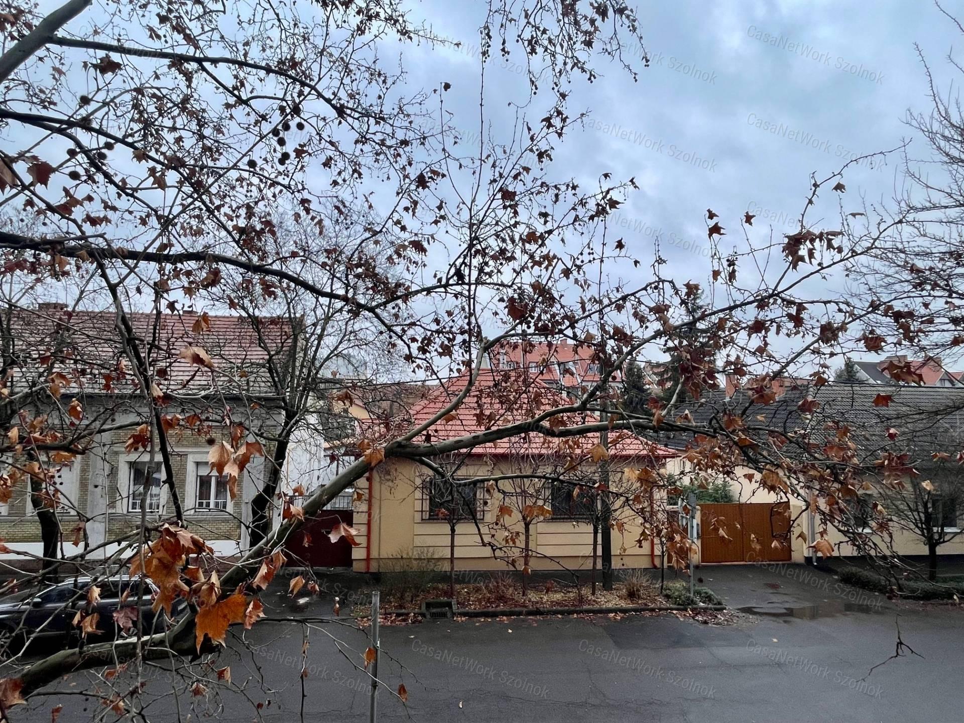 Eladó a belvárosban a Mikszáth K. utcában egy 3 szobás 75m2-es lakás.