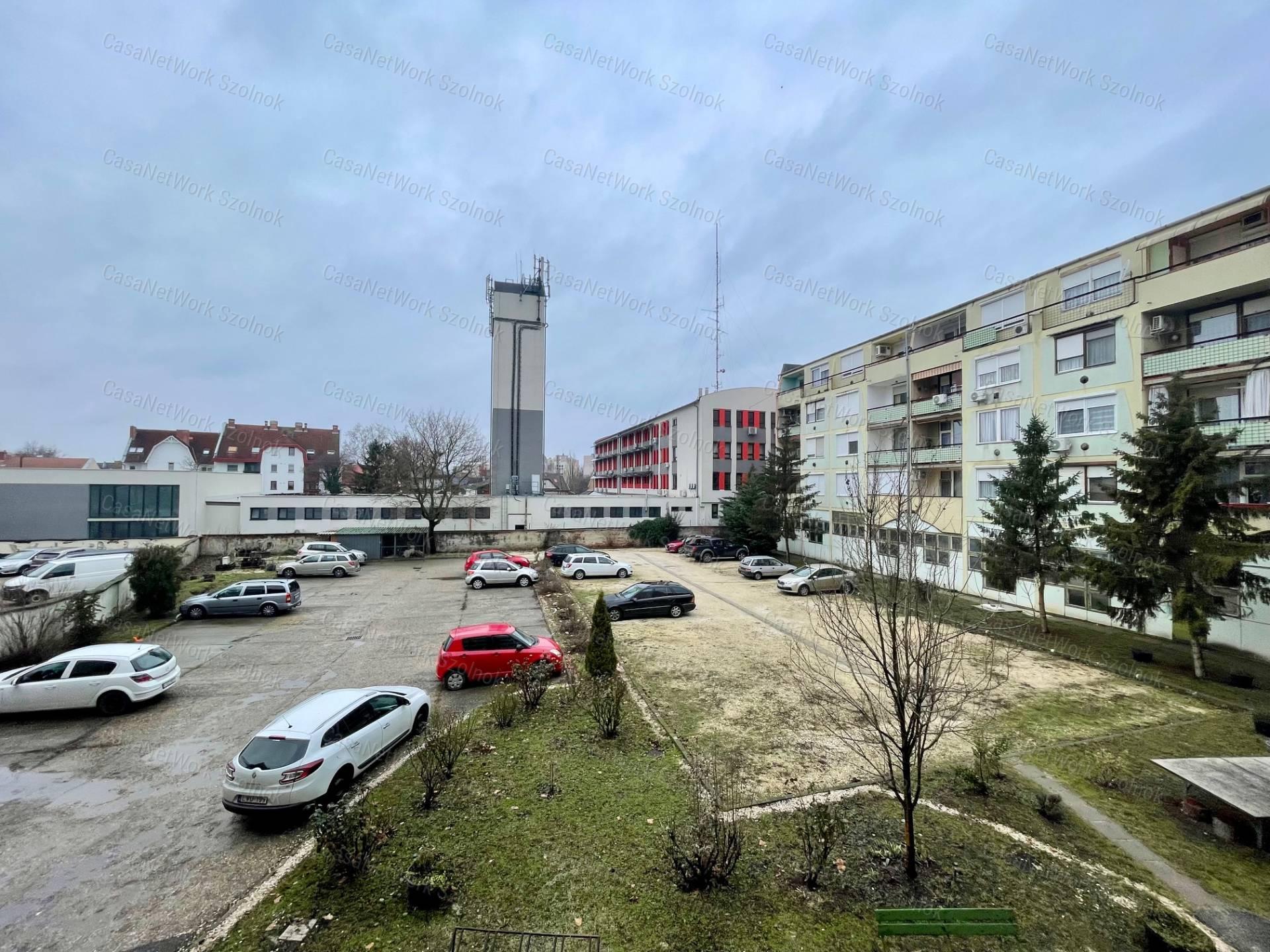 Eladó a belvárosban a Mikszáth K. utcában egy 3 szobás 75m2-es lakás.