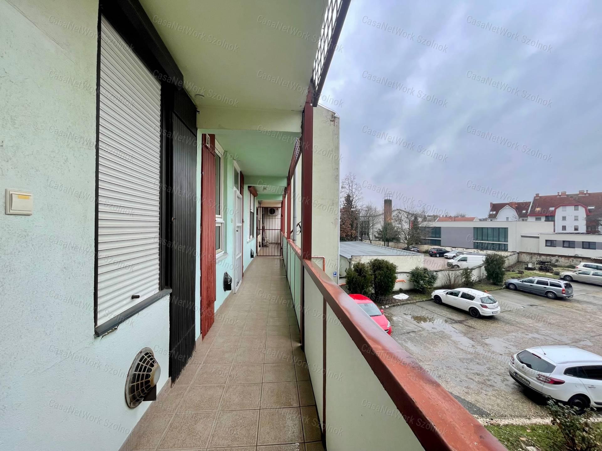 Eladó a belvárosban a Mikszáth K. utcában egy 3 szobás 75m2-es lakás.