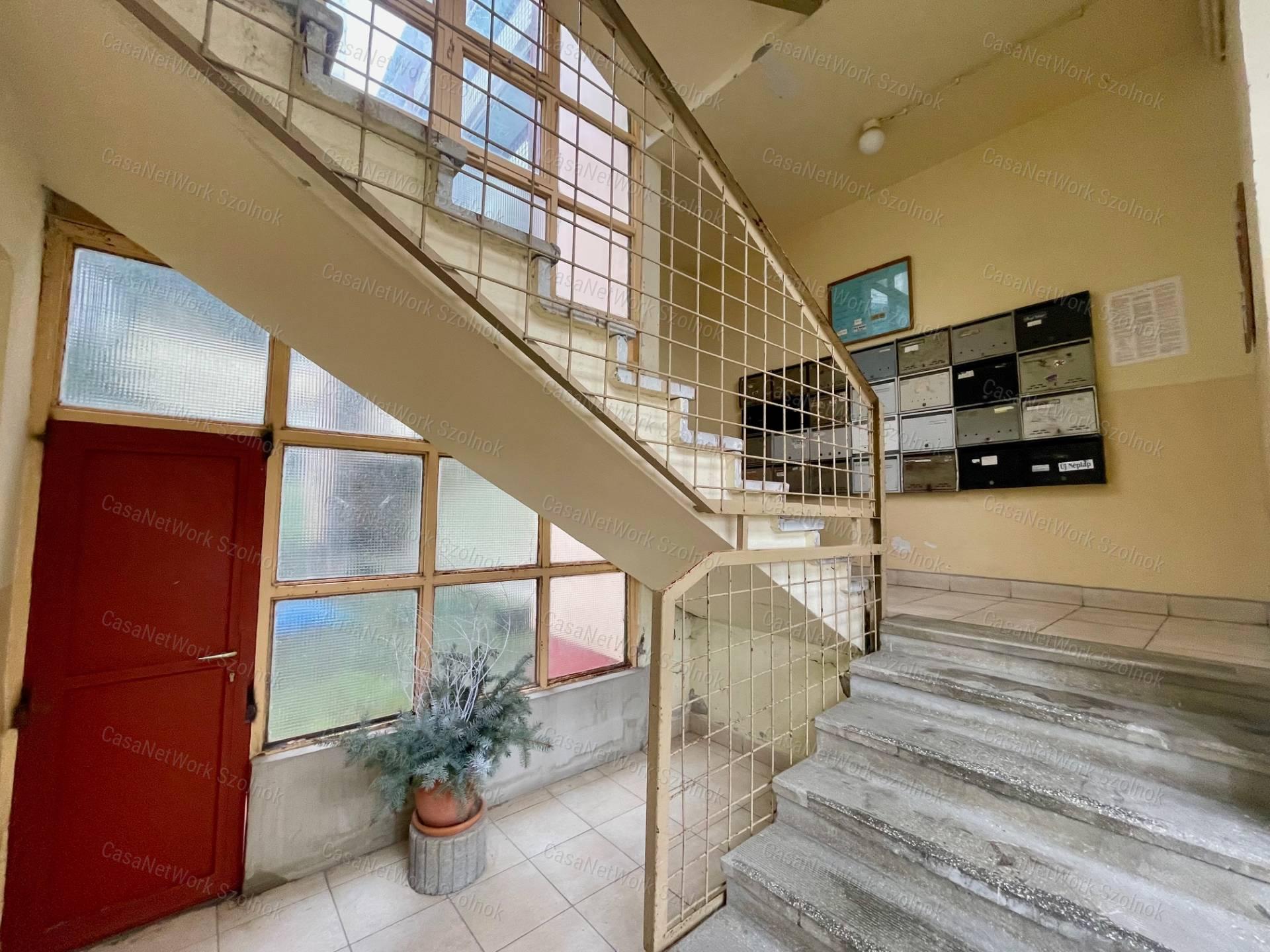 Eladó a belvárosban a Mikszáth K. utcában egy 3 szobás 75m2-es lakás.