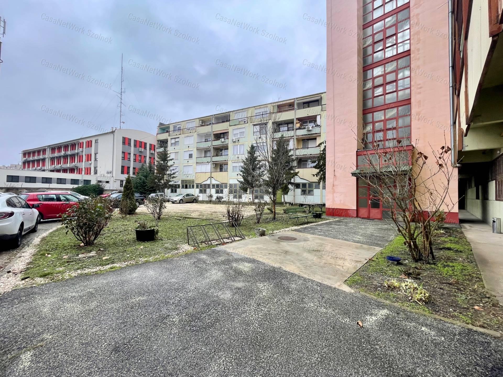 Eladó a belvárosban a Mikszáth K. utcában egy 3 szobás 75m2-es lakás.