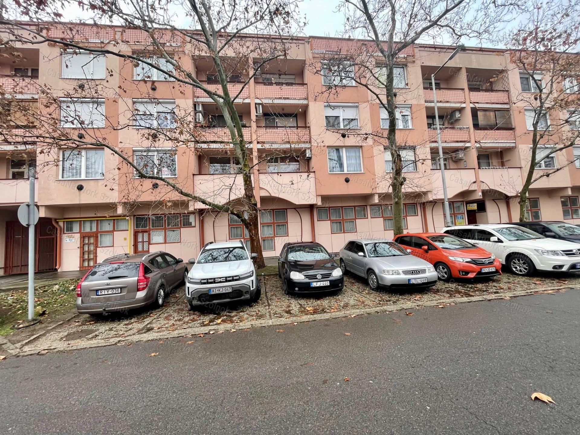 Eladó a belvárosban a Mikszáth K. utcában egy 3 szobás 75m2-es lakás.