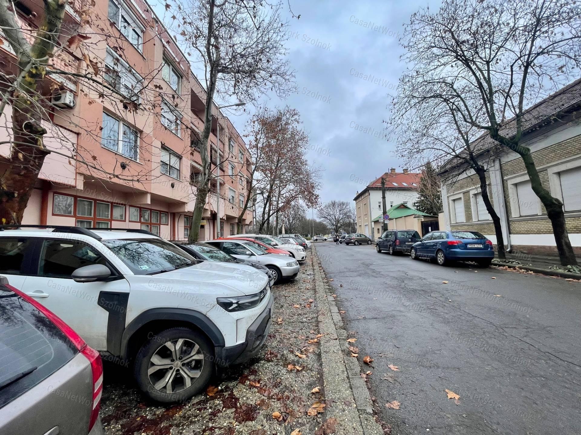 Eladó a belvárosban a Mikszáth K. utcában egy 3 szobás 75m2-es lakás.
