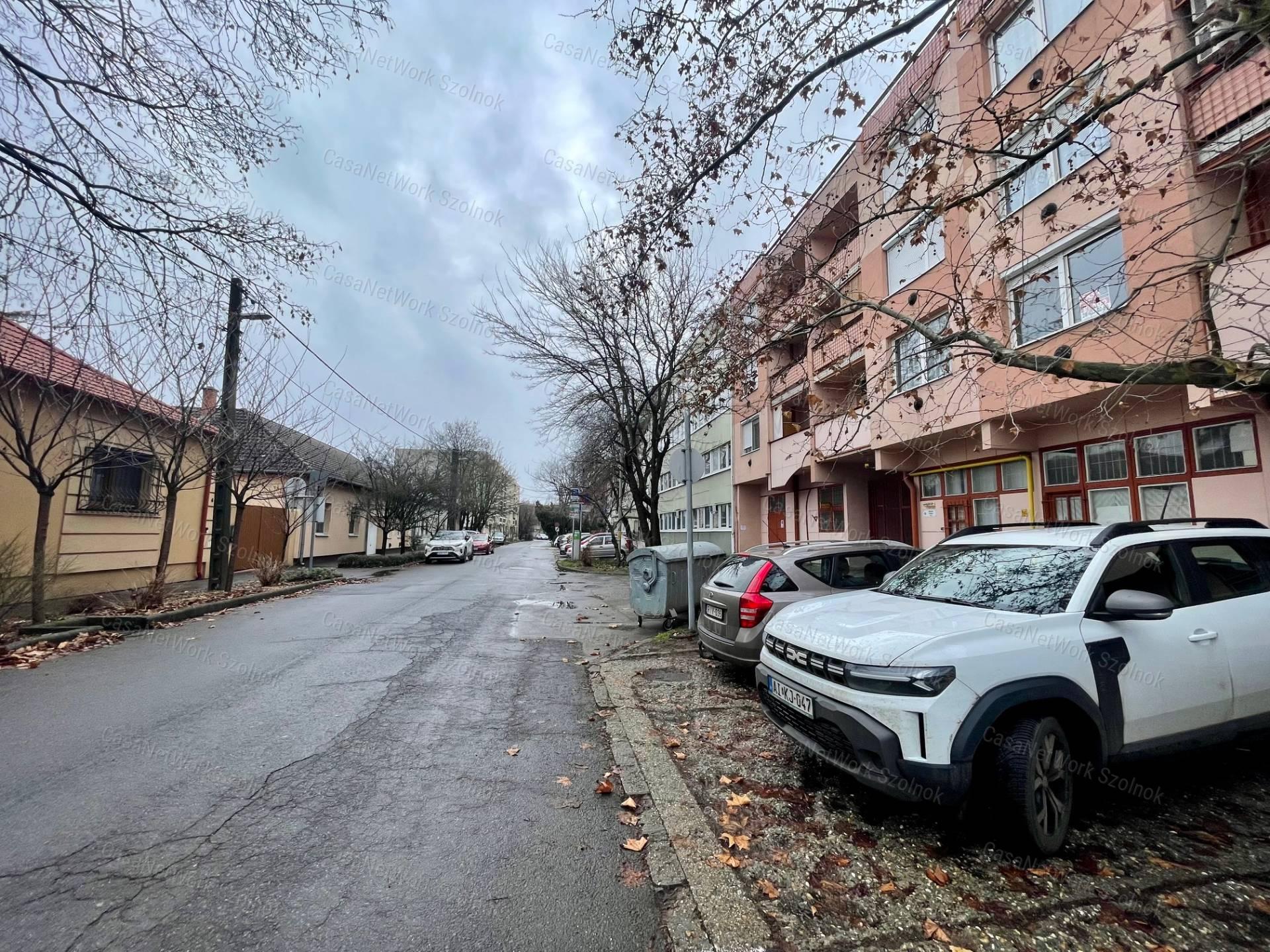Eladó a belvárosban a Mikszáth K. utcában egy 3 szobás 75m2-es lakás.