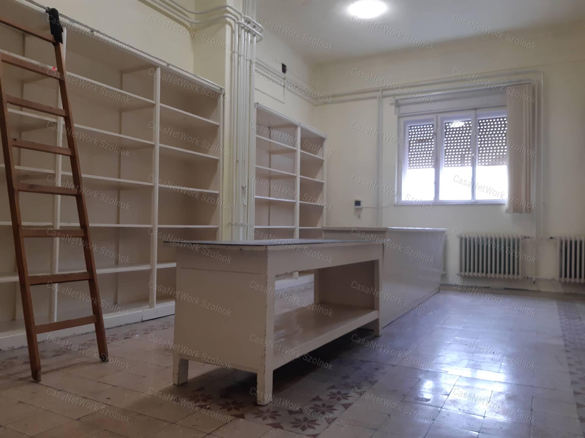 Tiszaföldváron kiadó üzlethelyiség!