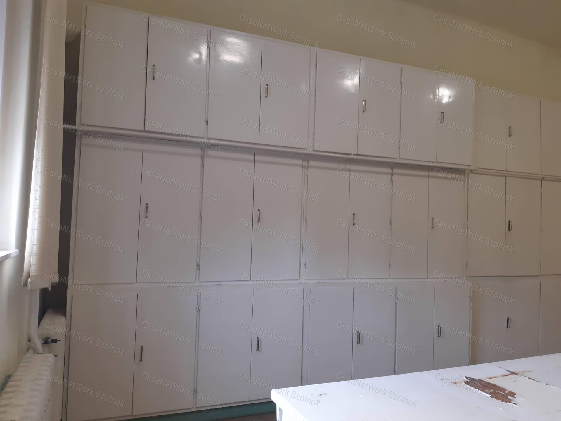 Tiszaföldváron kiadó üzlethelyiség!