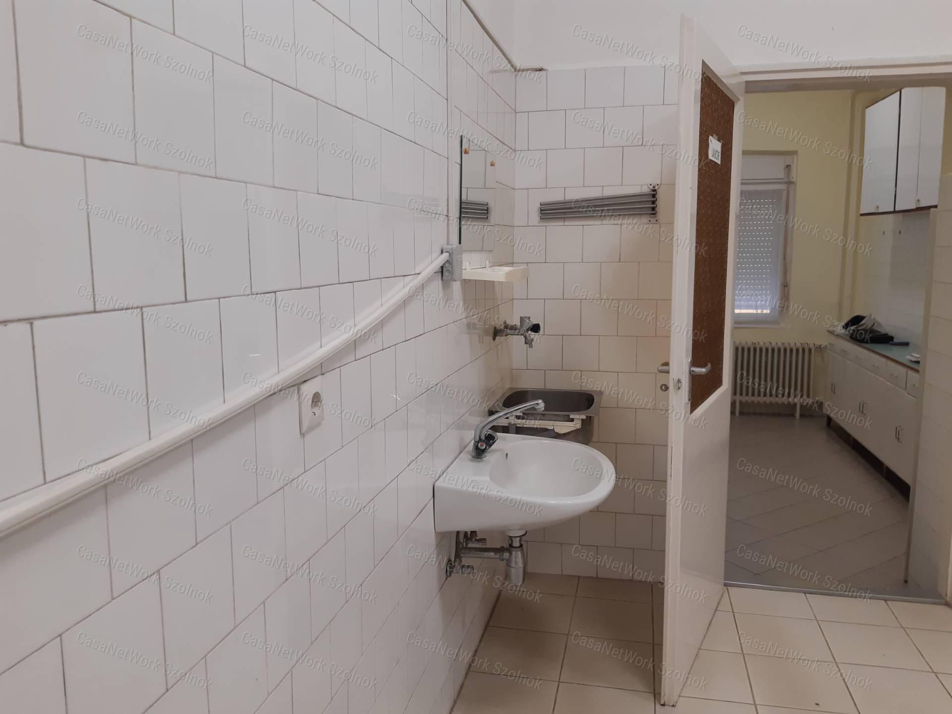 Tiszaföldváron kiadó üzlethelyiség!