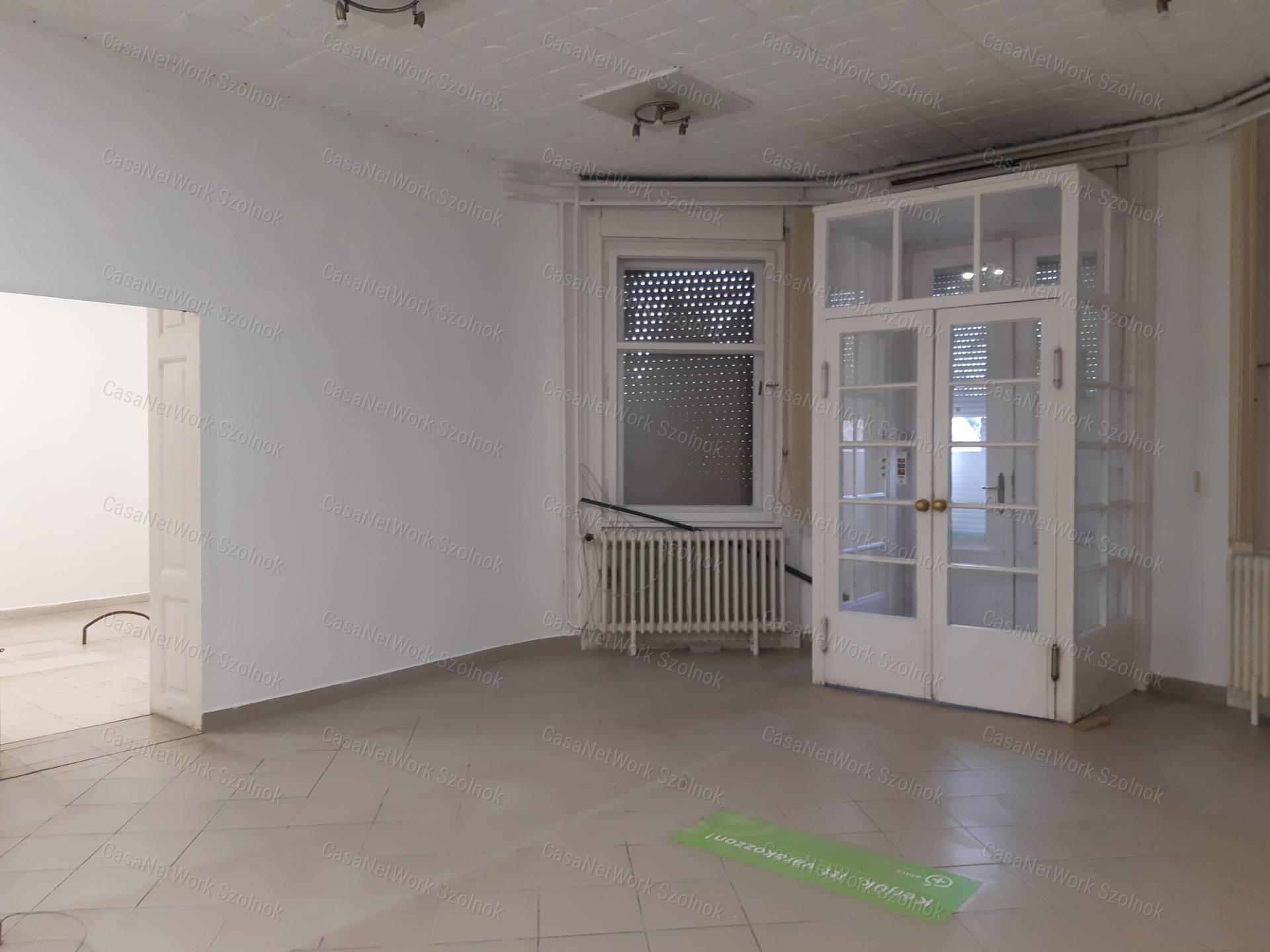Tiszaföldváron kiadó üzlethelyiség!