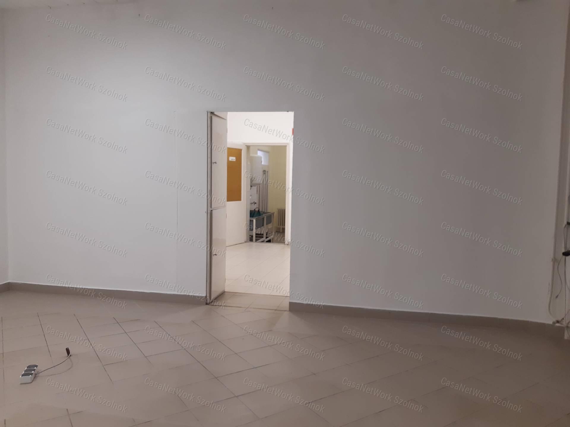 Tiszaföldváron kiadó üzlethelyiség!