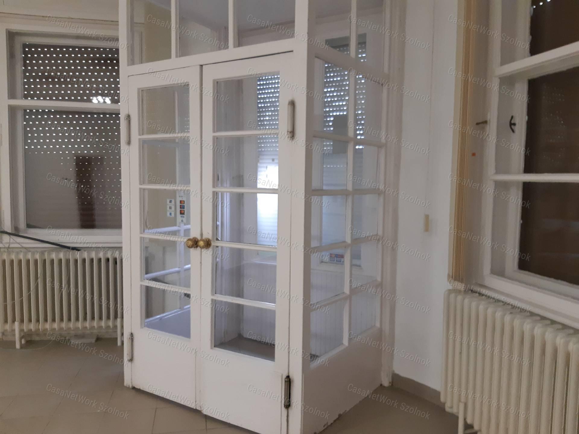 Tiszaföldváron kiadó üzlethelyiség!
