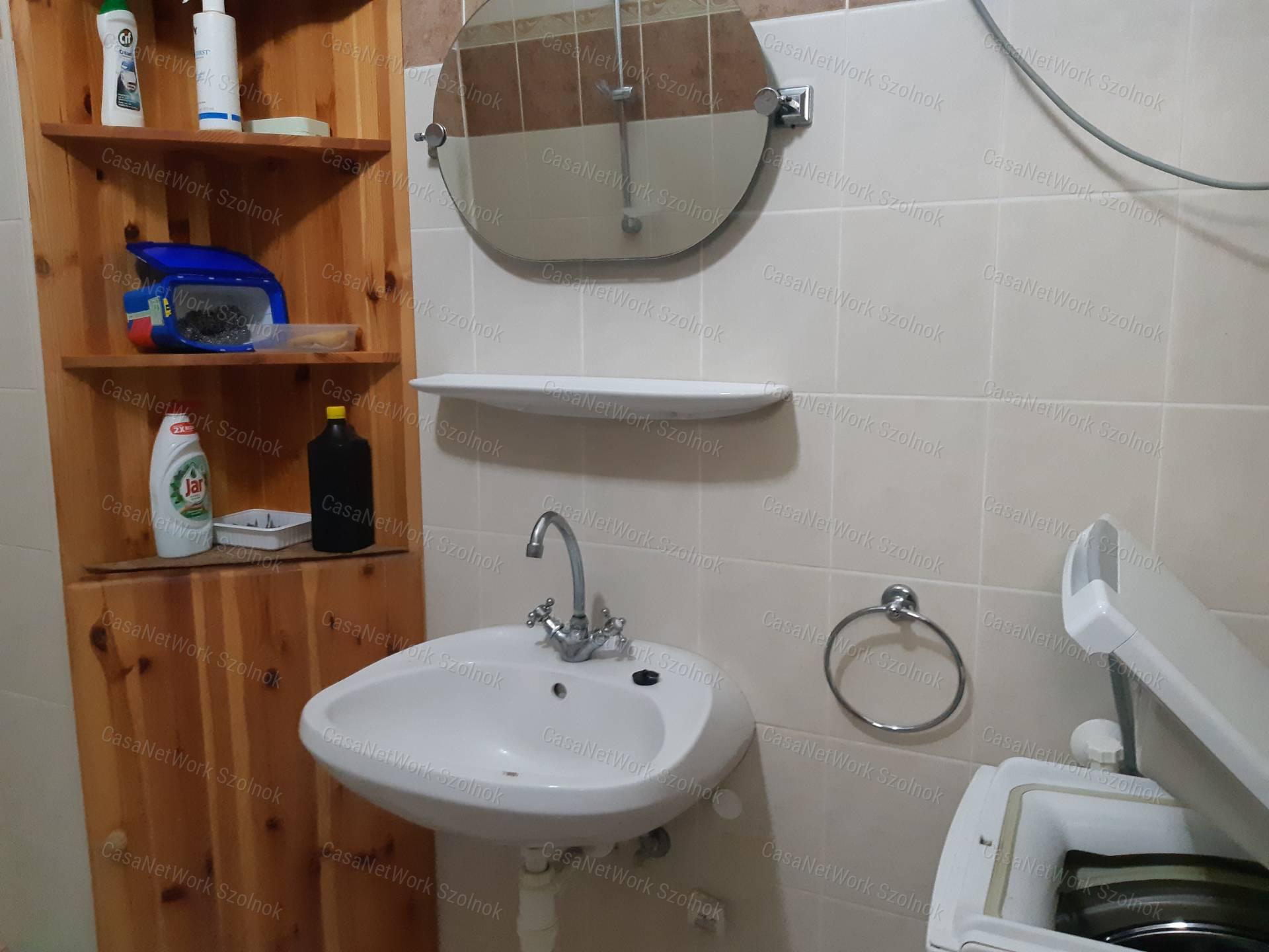 Tiszaföldváron kiadó üzlethelyiség!