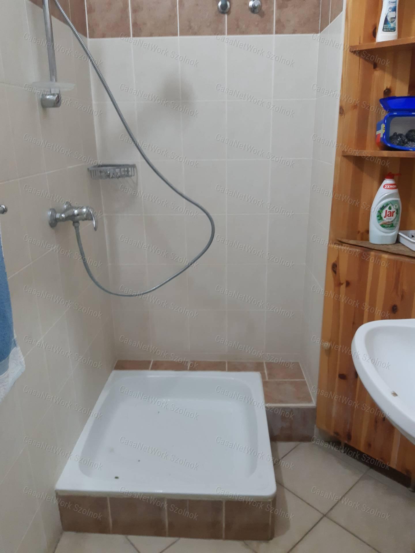Tiszaföldváron kiadó üzlethelyiség!
