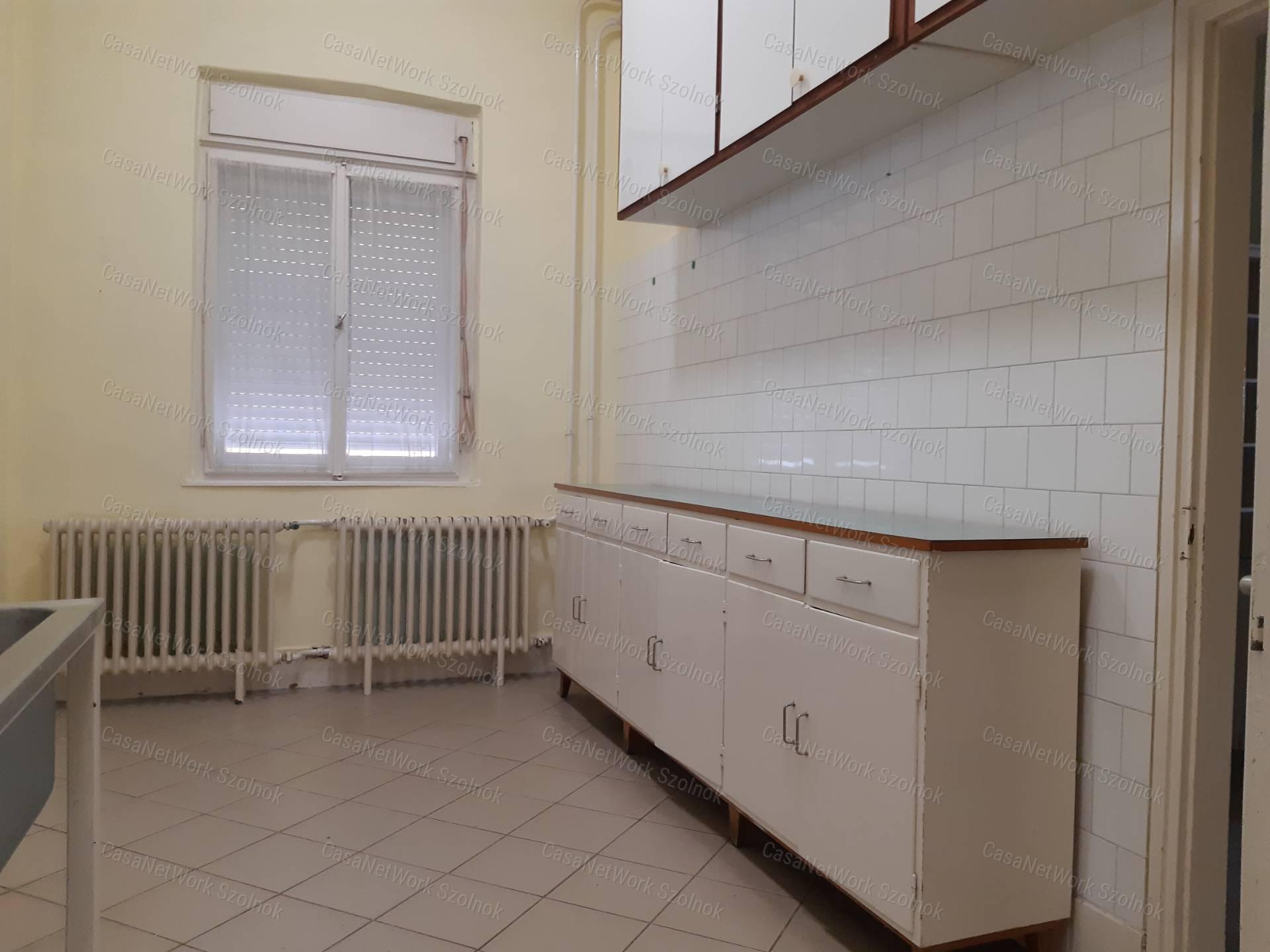 Tiszaföldváron kiadó üzlethelyiség!