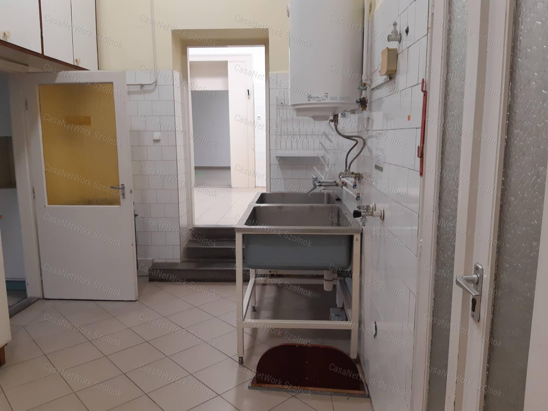 Tiszaföldváron kiadó üzlethelyiség!