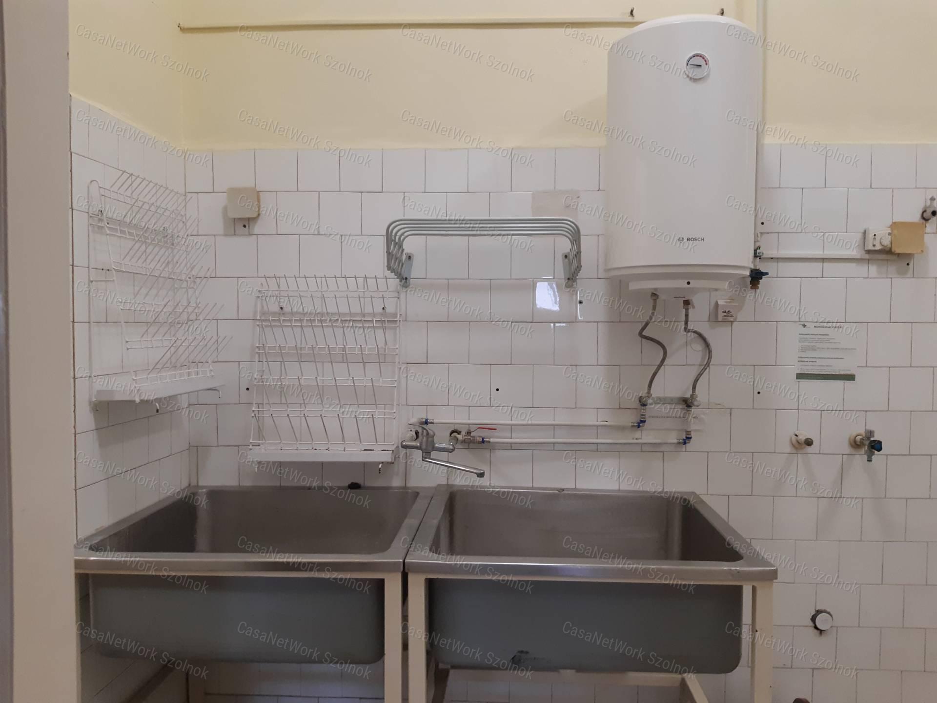 Tiszaföldváron kiadó üzlethelyiség!
