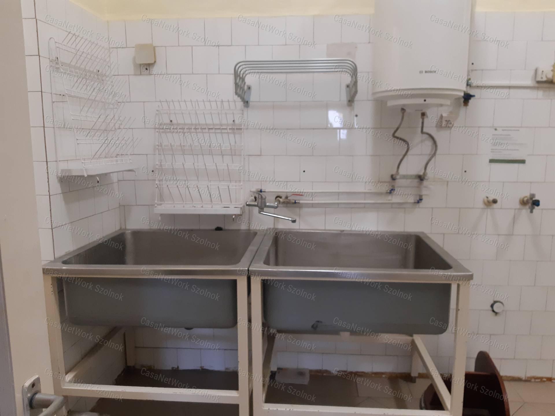 Tiszaföldváron kiadó üzlethelyiség!