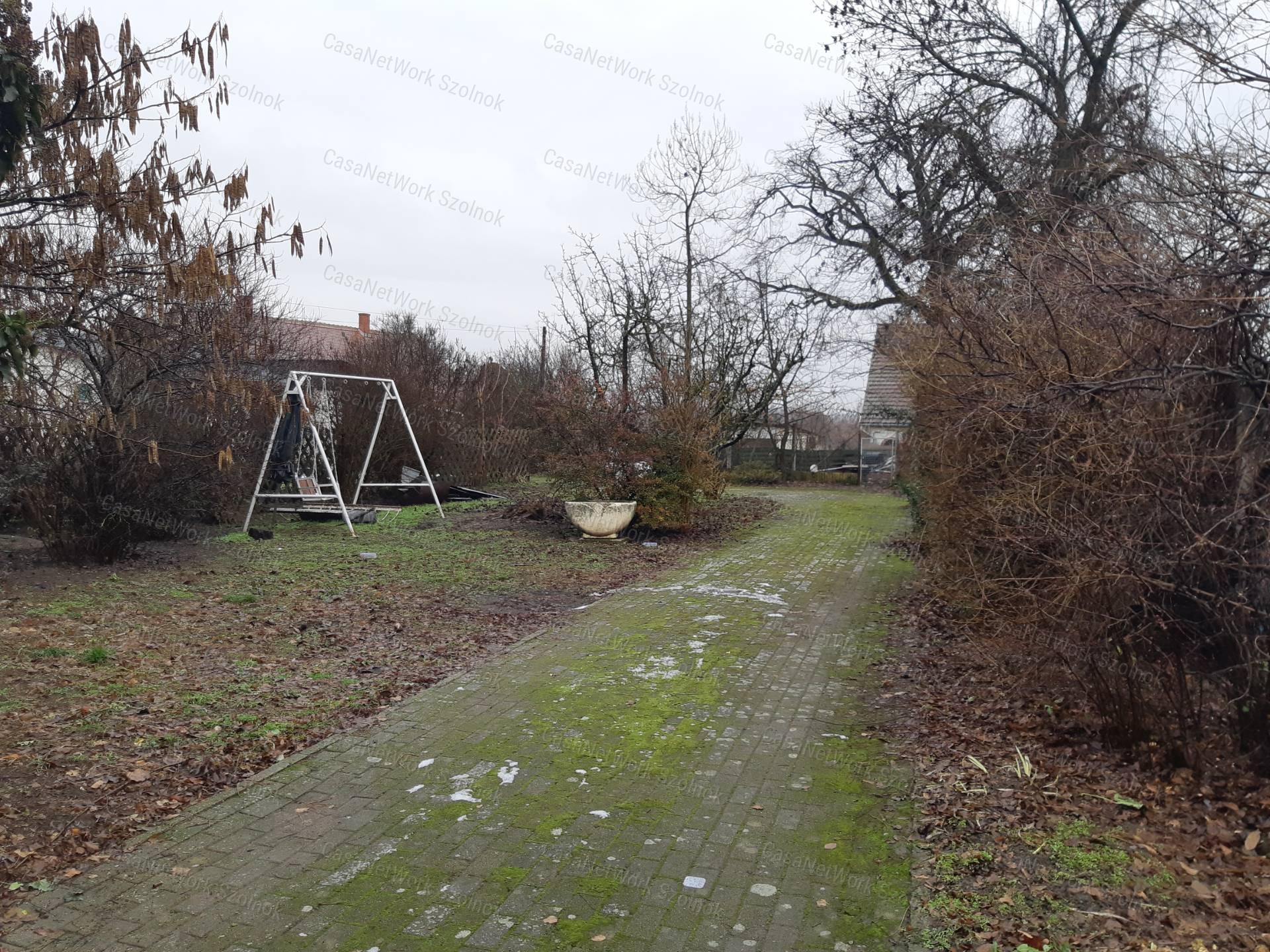 Tiszaföldváron kiadó üzlethelyiség!